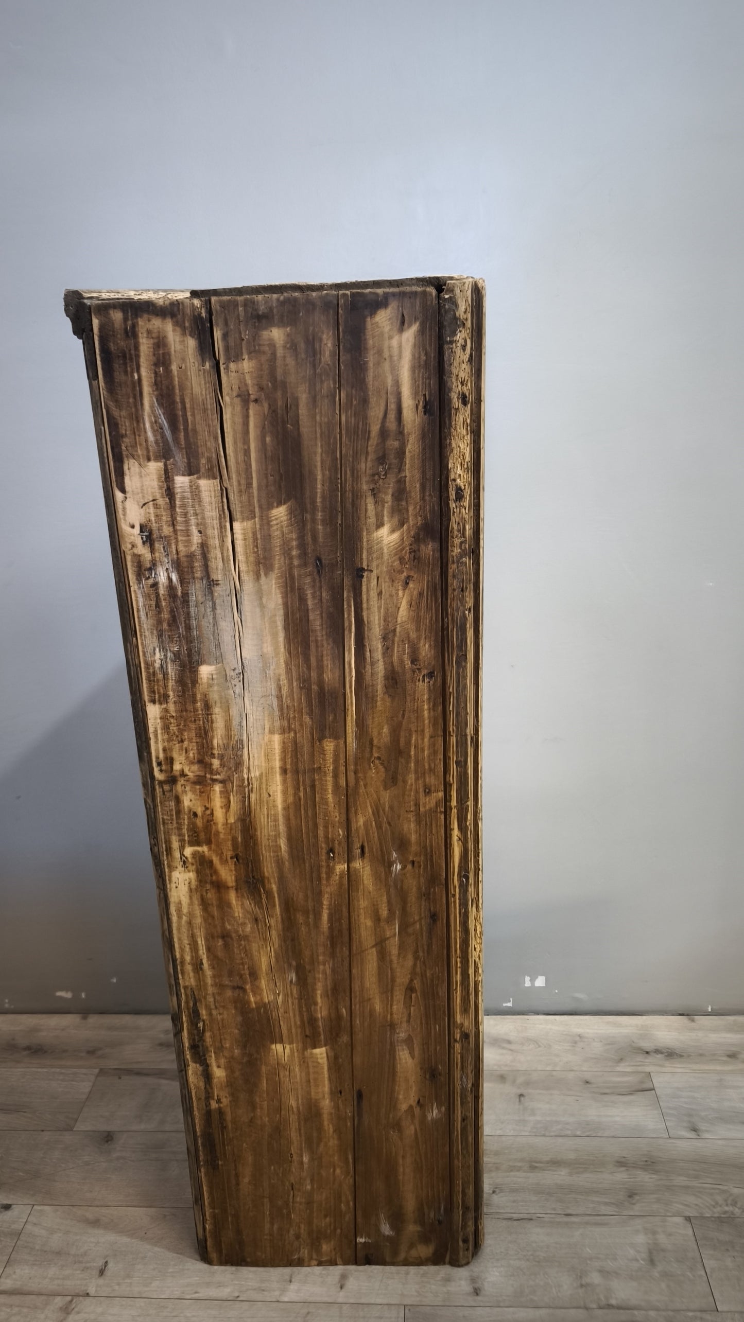 92085 Angoliera artigianale in legno massello dipinto