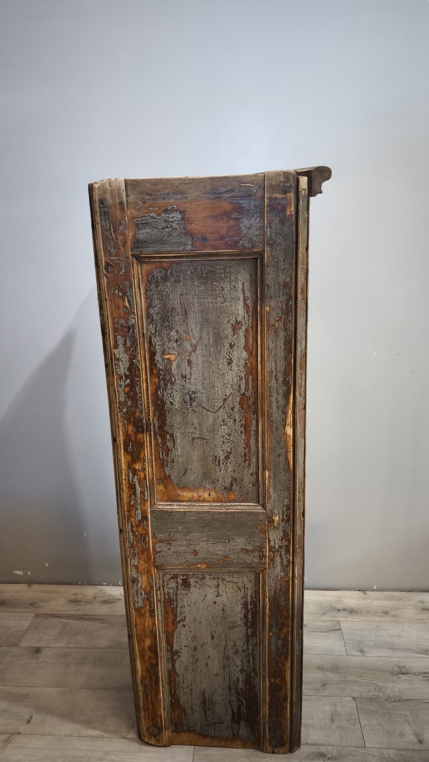 92085 Angoliera artigianale in legno massello dipinto