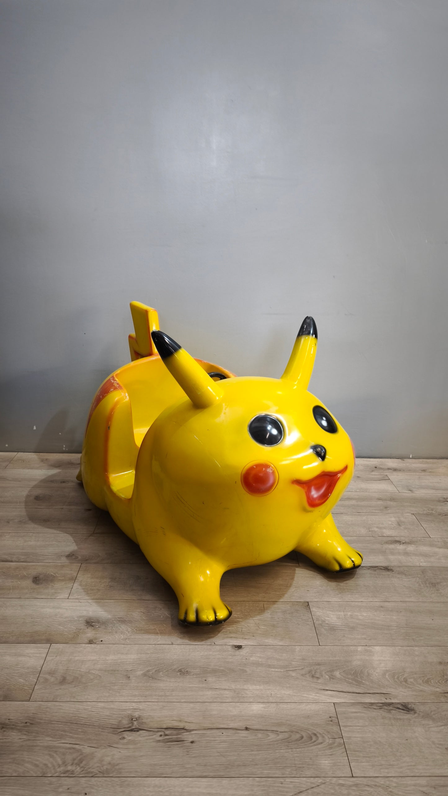Pikachu in vetro resina (componente di una giostra a gettoni)