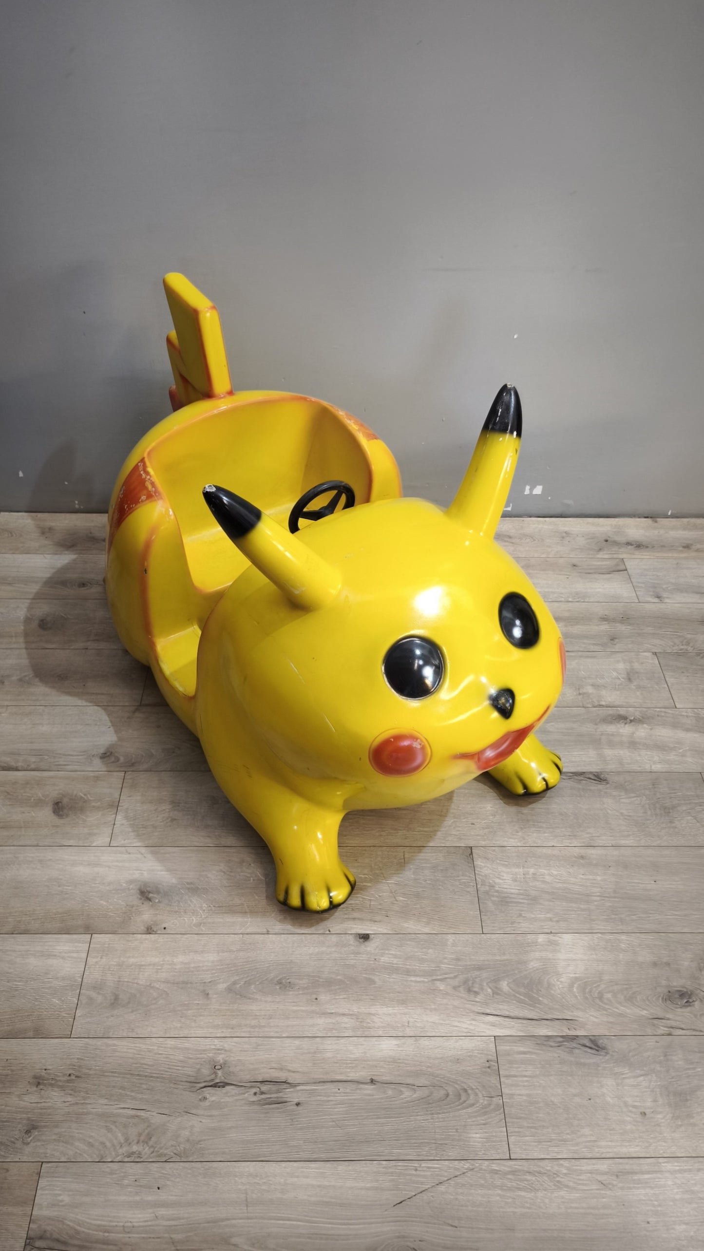 Pikachu in vetro resina (componente di una giostra a gettoni)