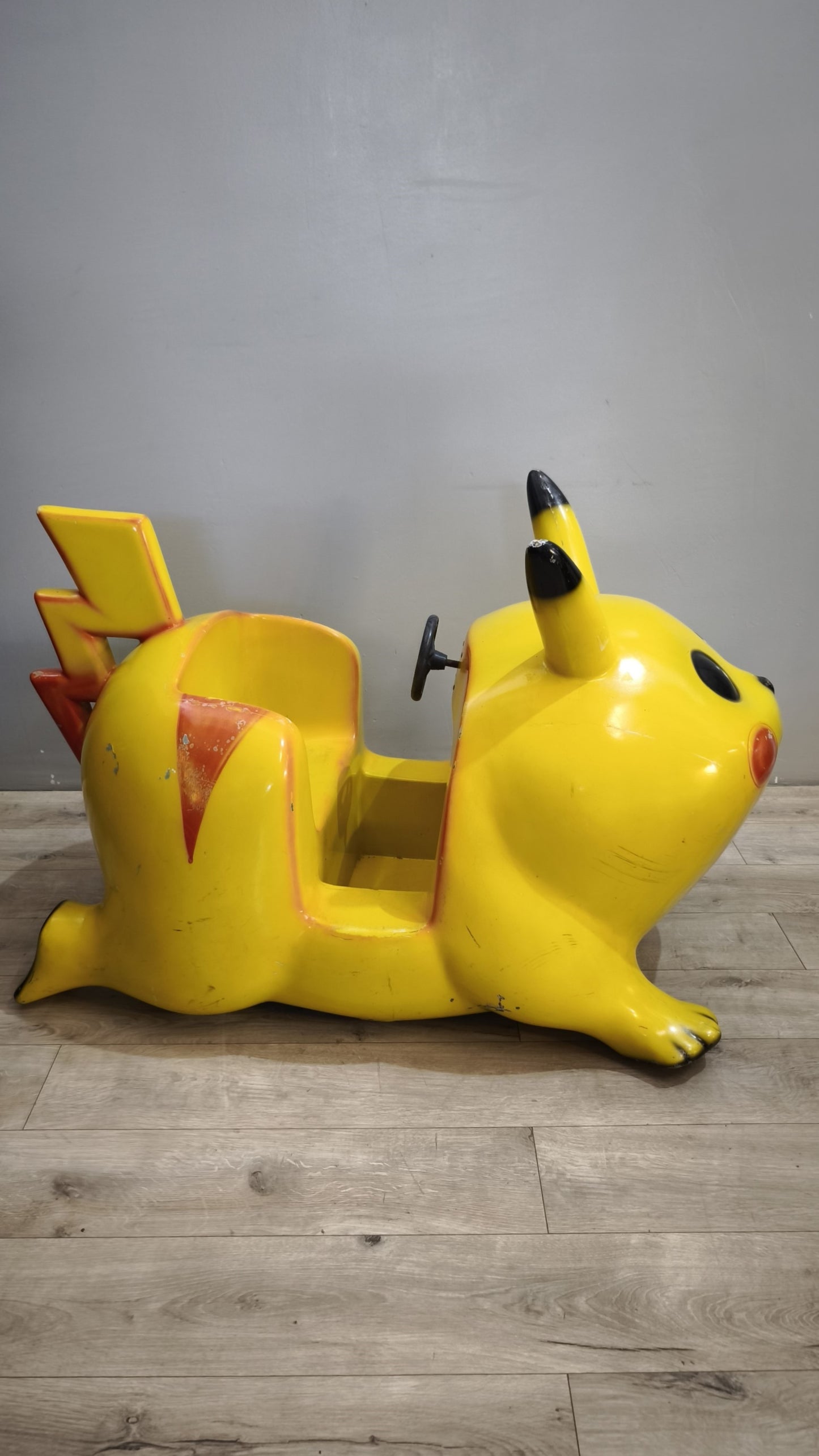 Pikachu in vetro resina (componente di una giostra a gettoni)