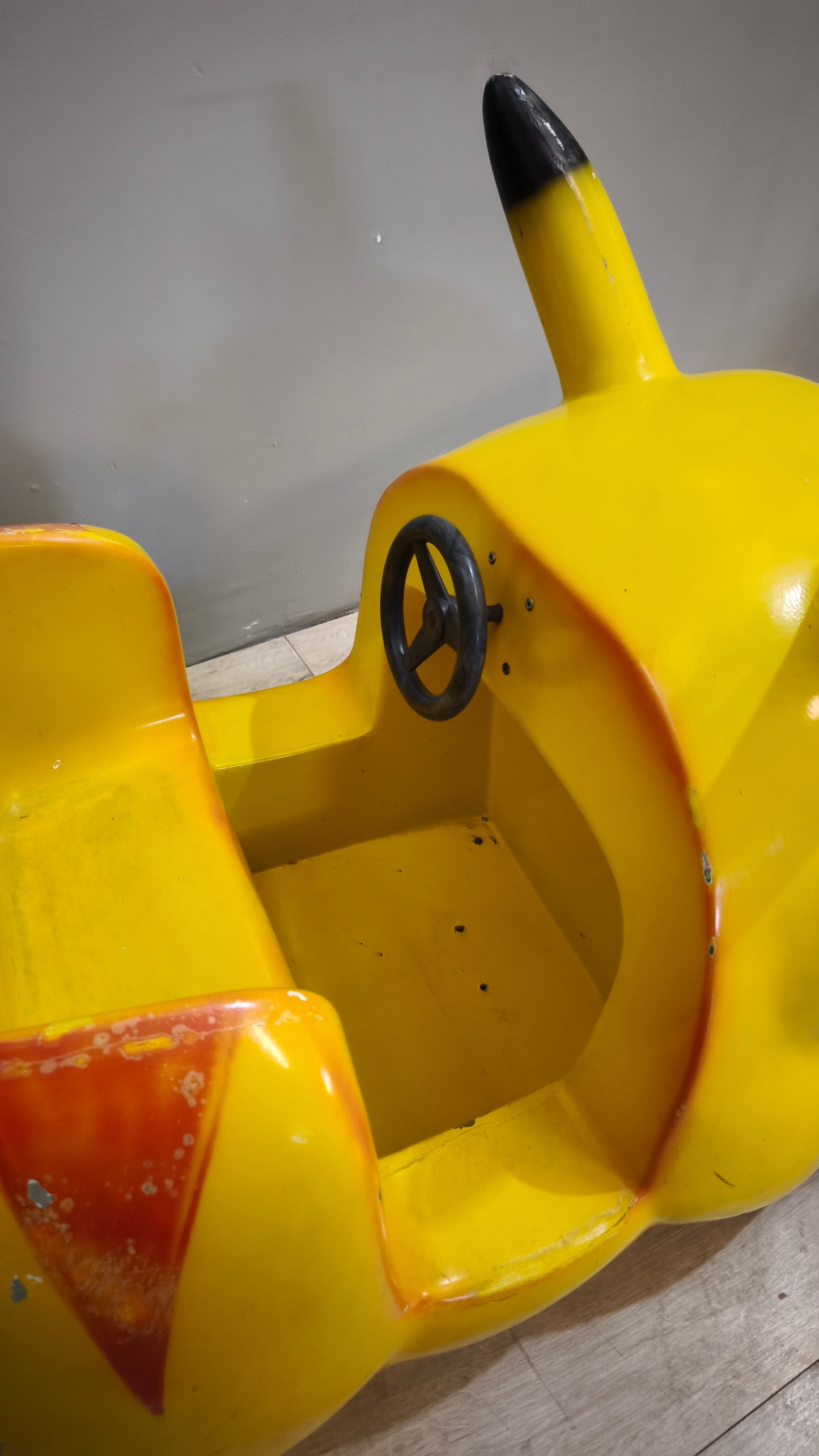 Pikachu in vetro resina (componente di una giostra a gettoni)