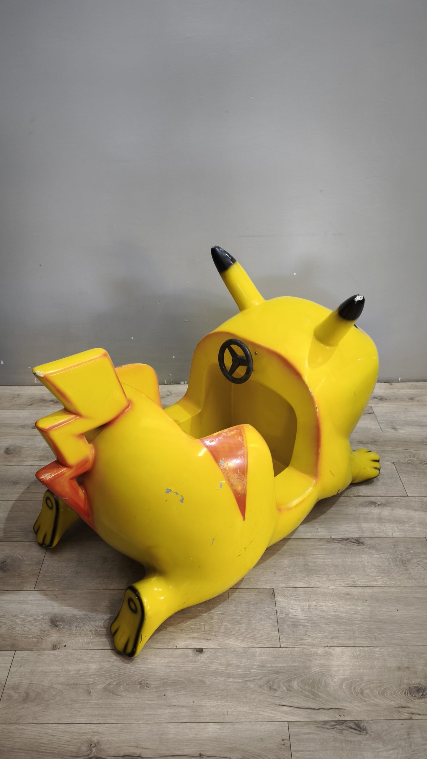Pikachu in vetro resina (componente di una giostra a gettoni)