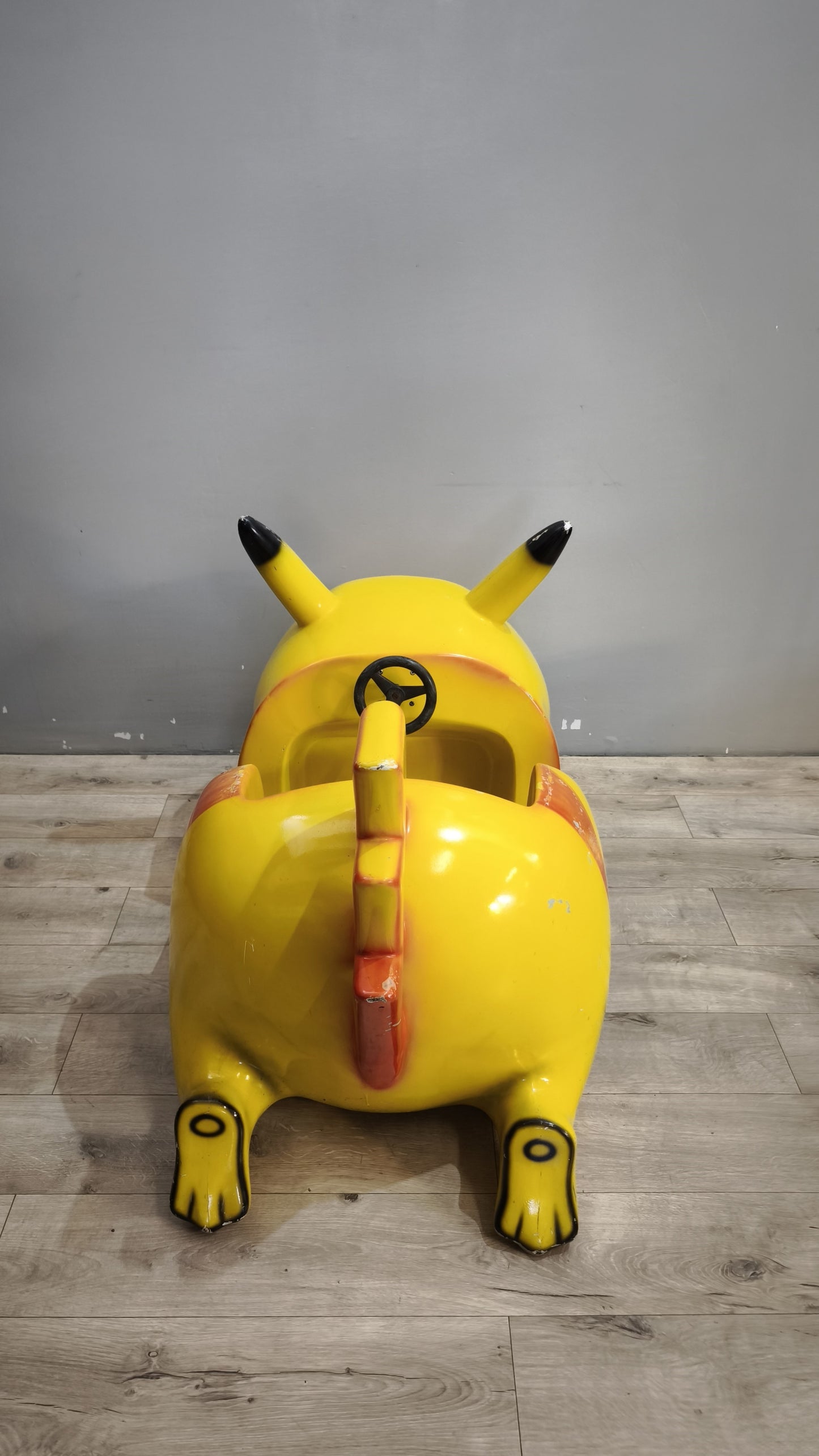Pikachu in vetro resina (componente di una giostra a gettoni)