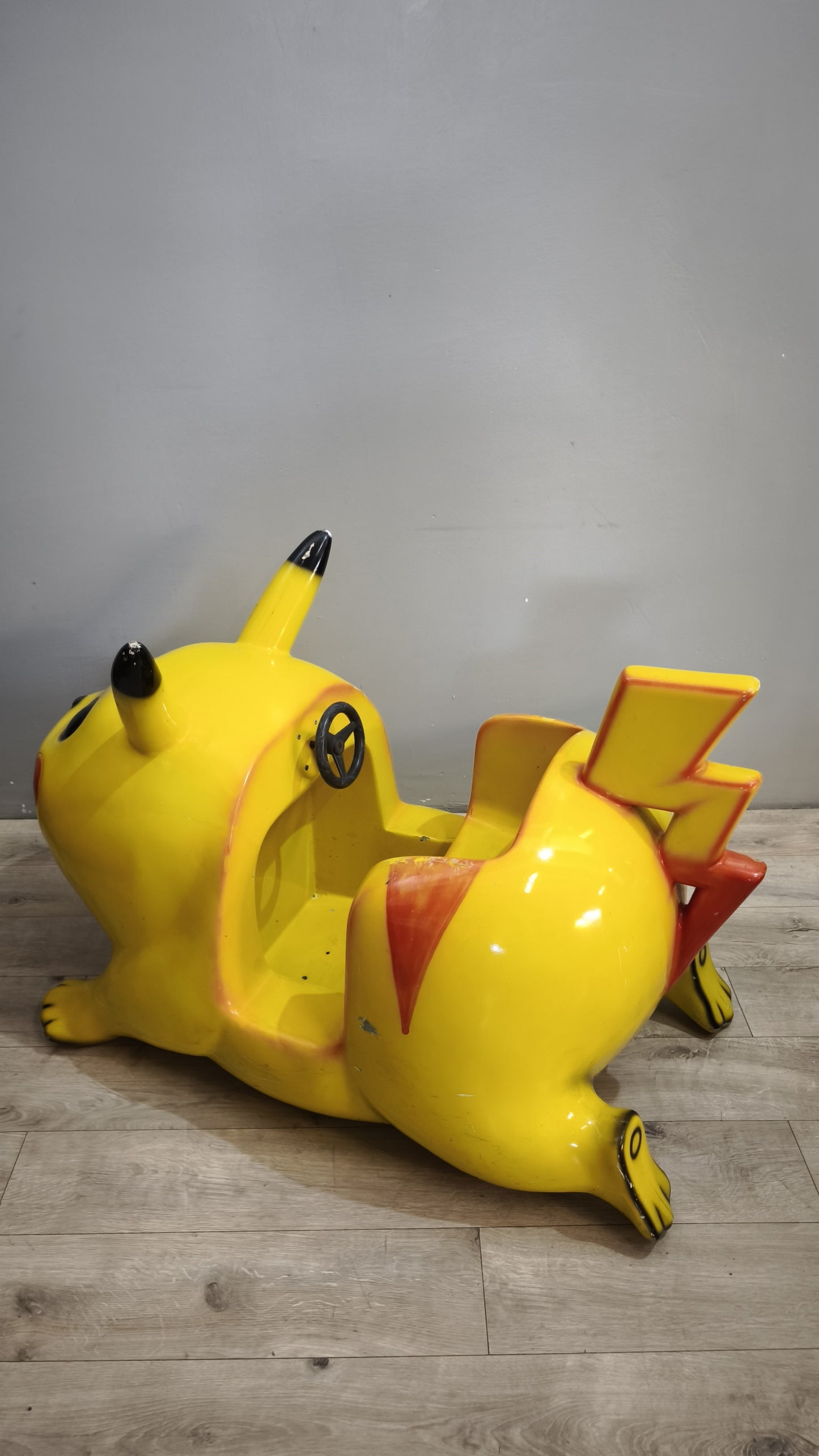 Pikachu in vetro resina (componente di una giostra a gettoni)