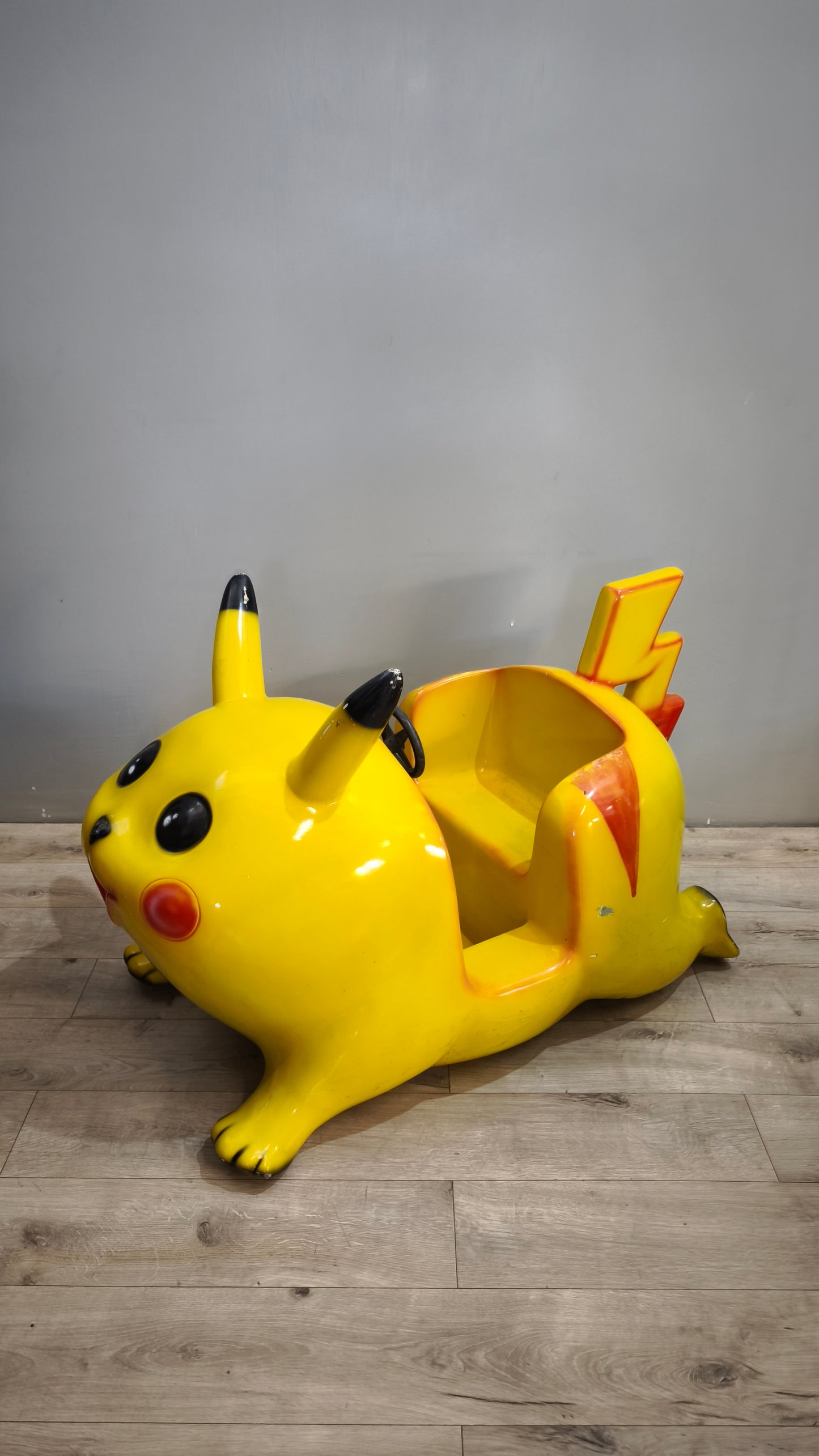 Pikachu in vetro resina (componente di una giostra a gettoni)