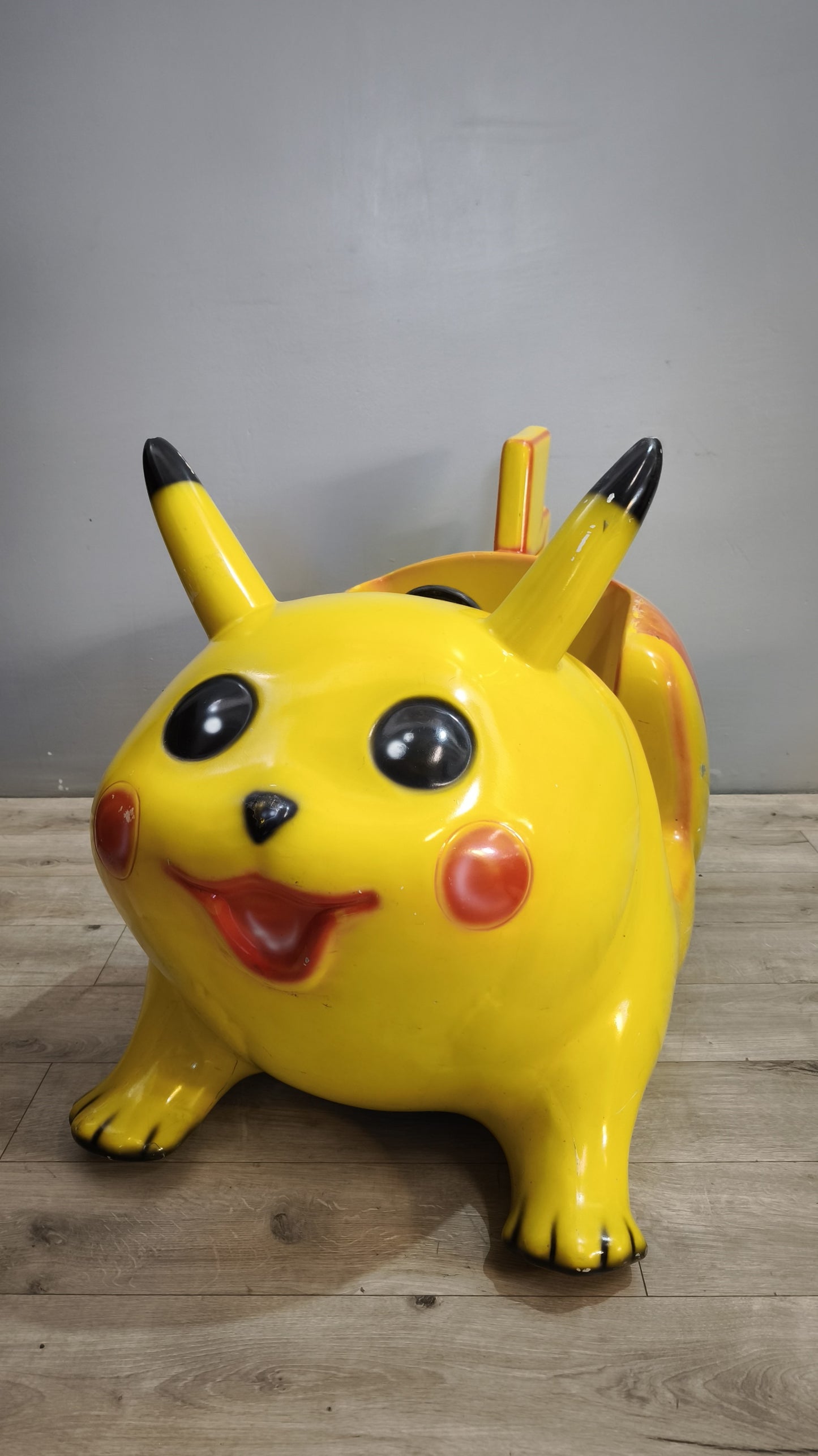 Pikachu in vetro resina (componente di una giostra a gettoni)