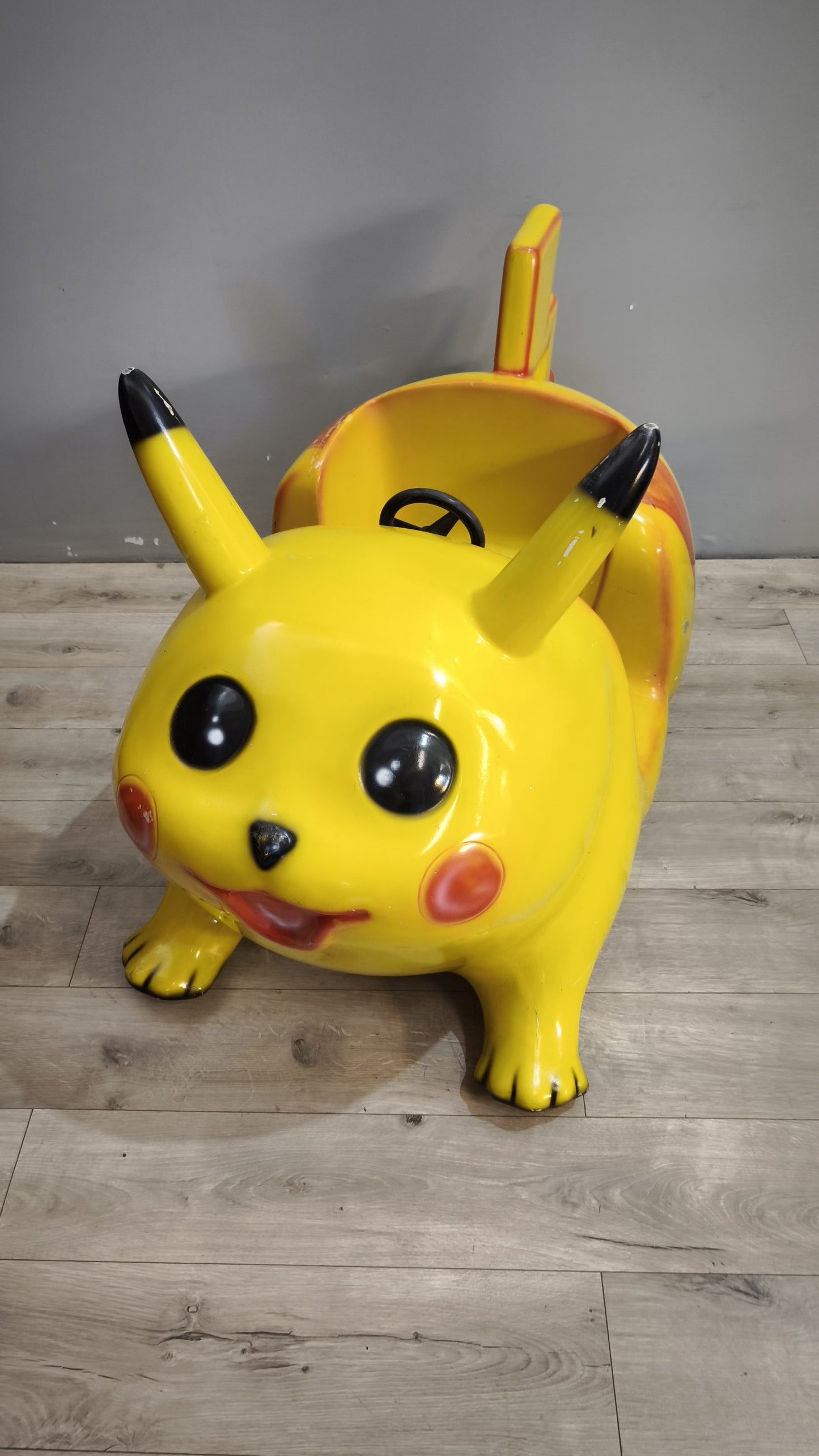 Pikachu in vetro resina (componente di una giostra a gettoni)