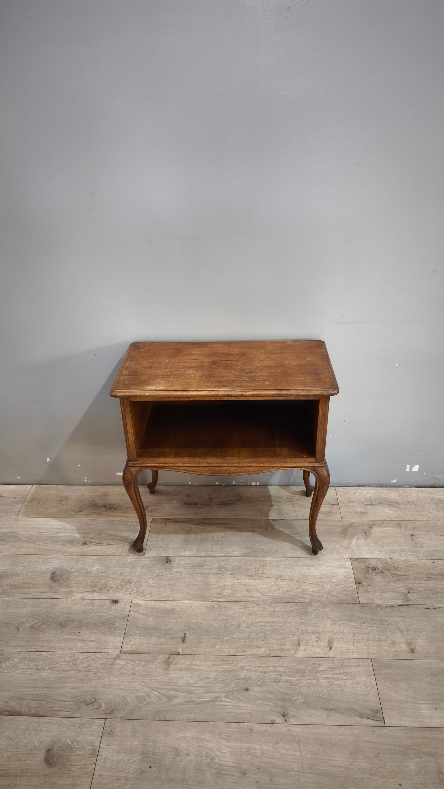 92048 Mobiletto da ingresso in legno con gambe a sciabola