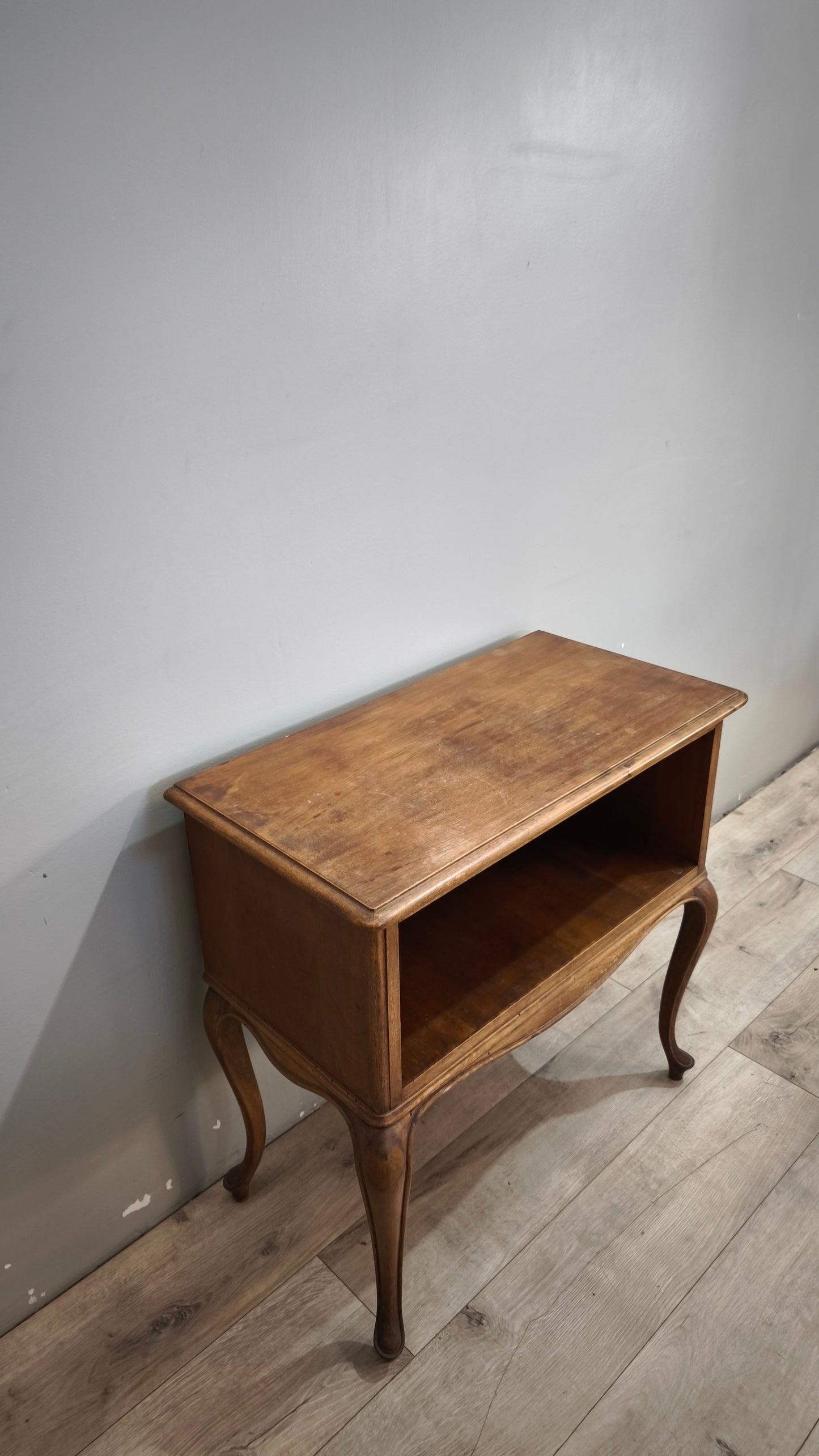 92048 Mobiletto da ingresso in legno con gambe a sciabola