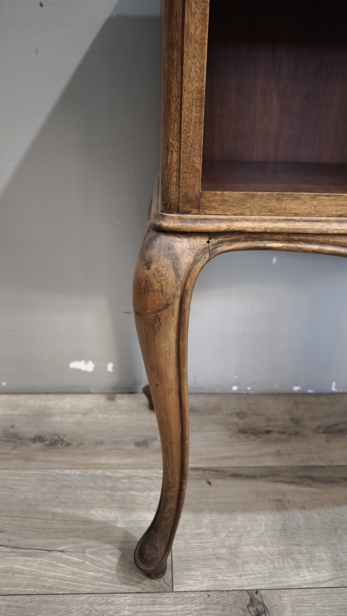 92048 Mobiletto da ingresso in legno con gambe a sciabola