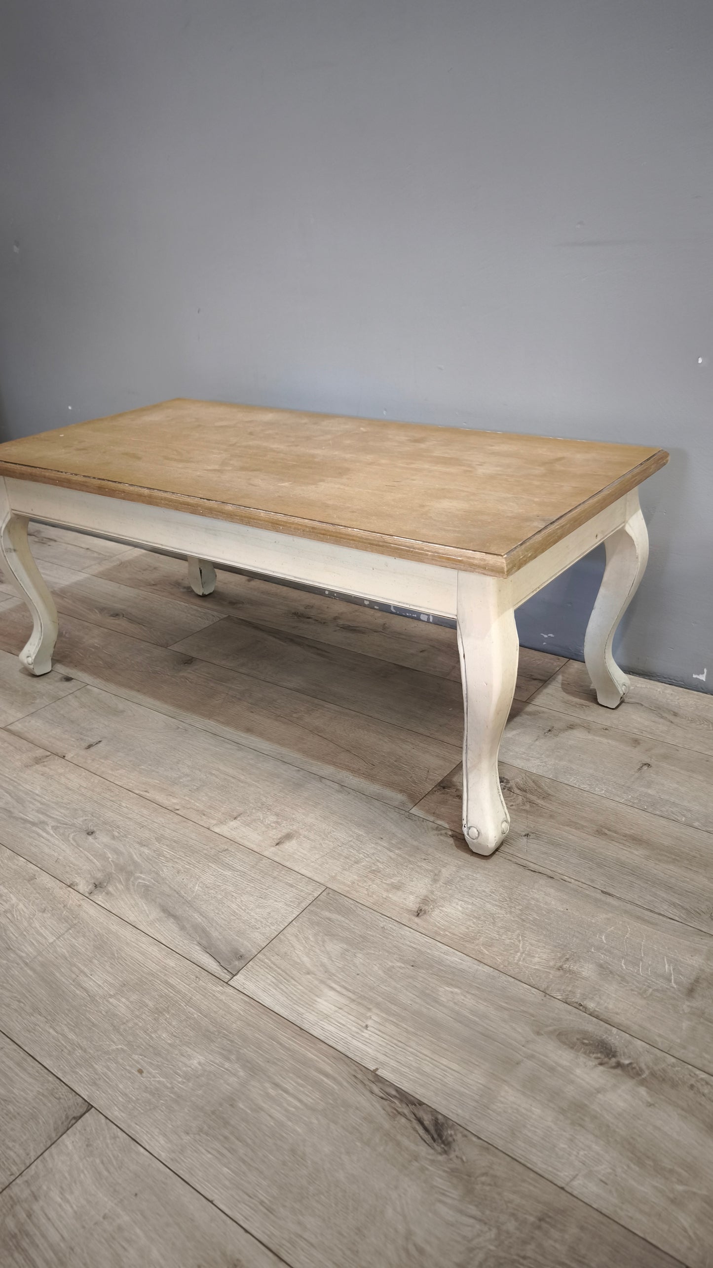 92084 Tavolo da salotto con base bianca