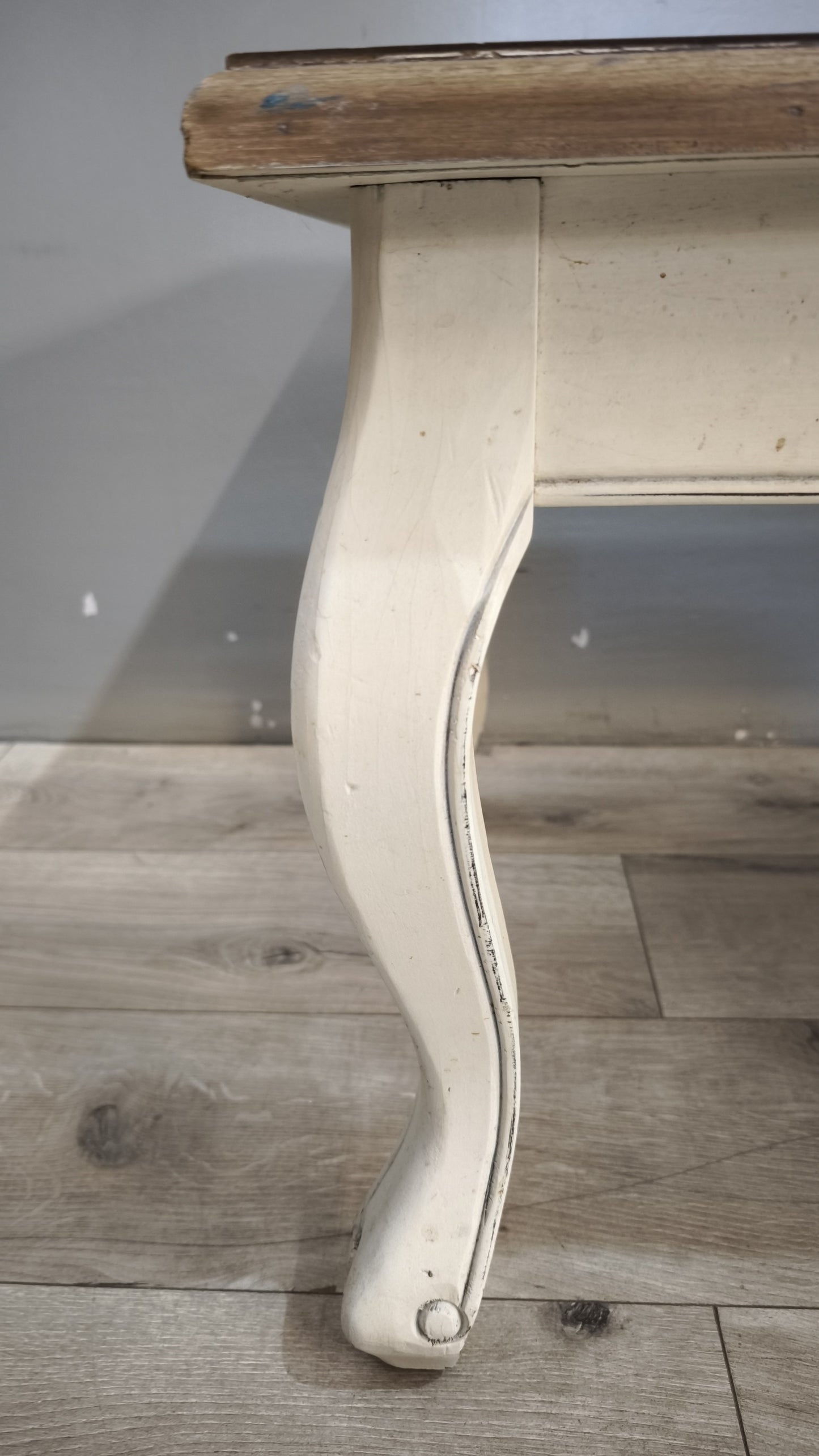 92084 Tavolo da salotto con base bianca