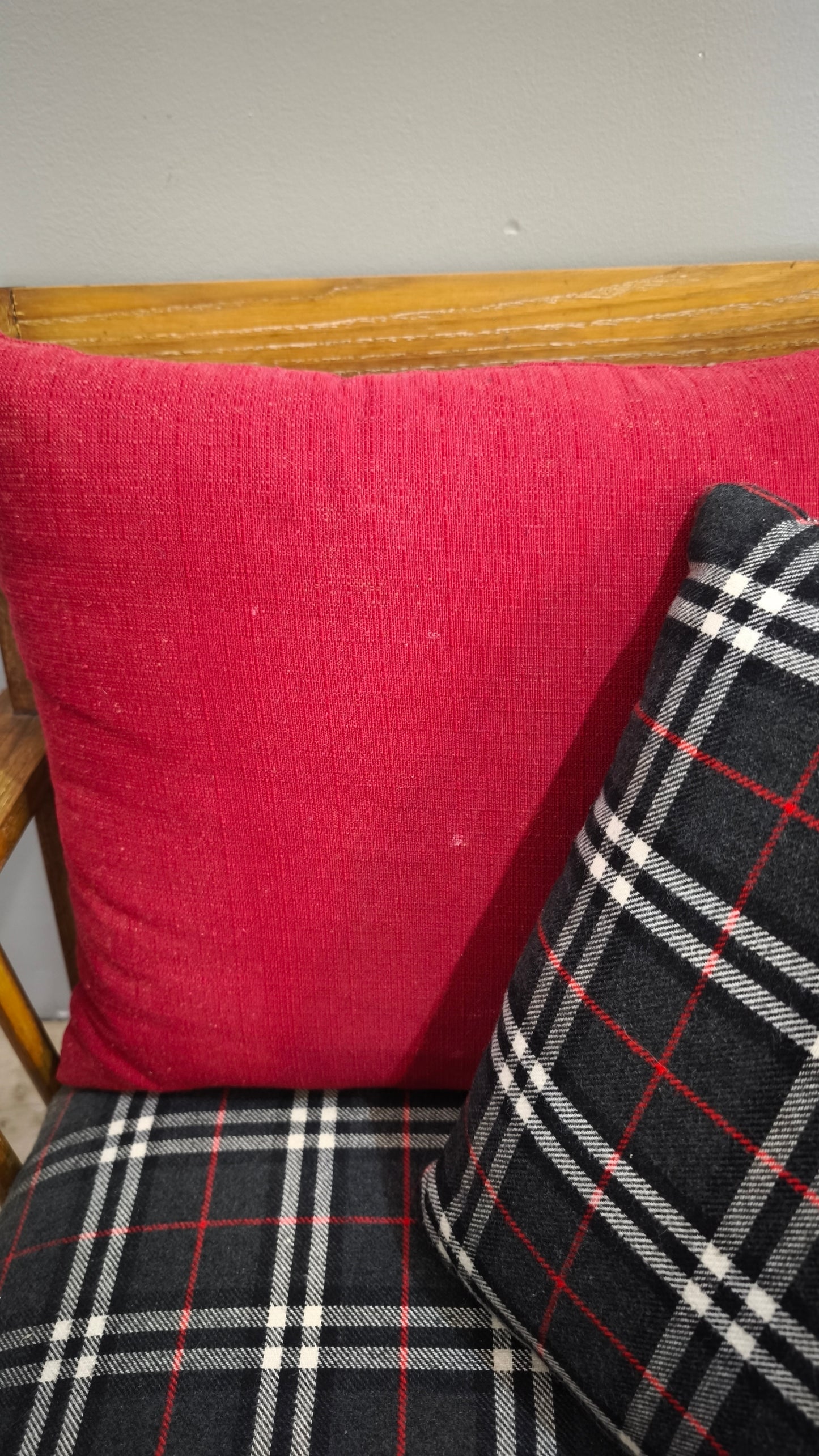 92177 Coppia di poltrone in legno con tessuto a quadri