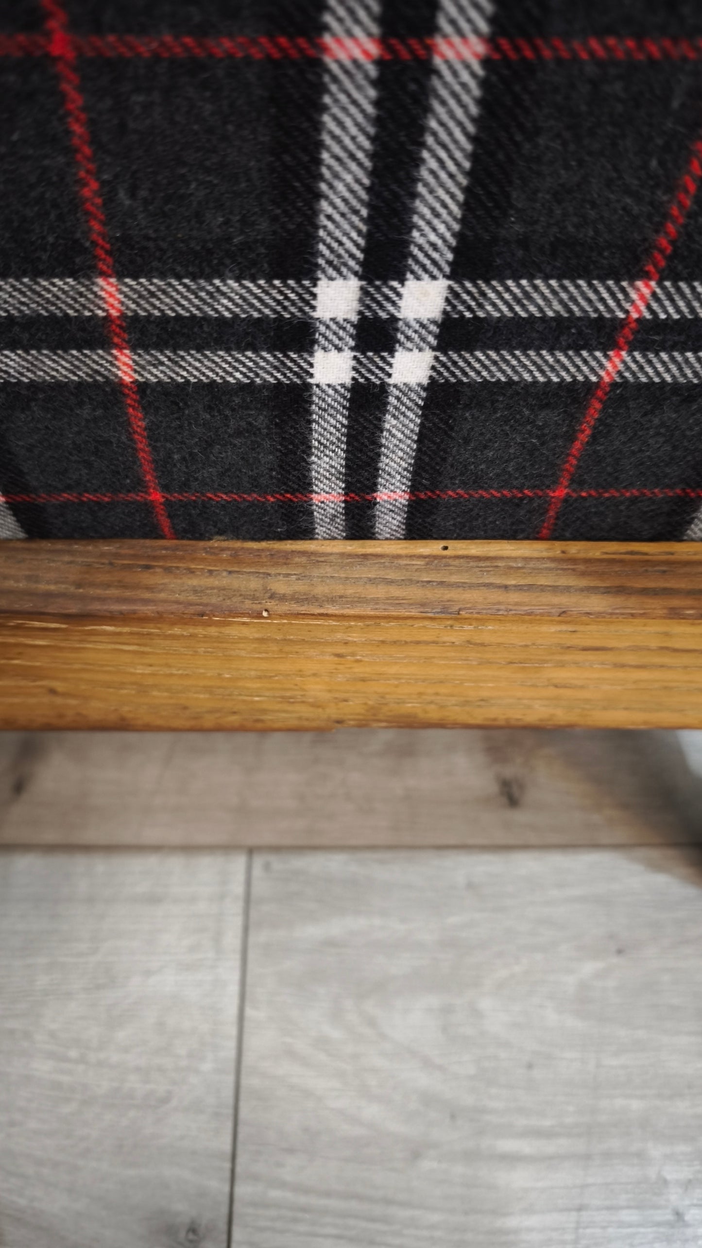 92177 Coppia di poltrone in legno con tessuto a quadri