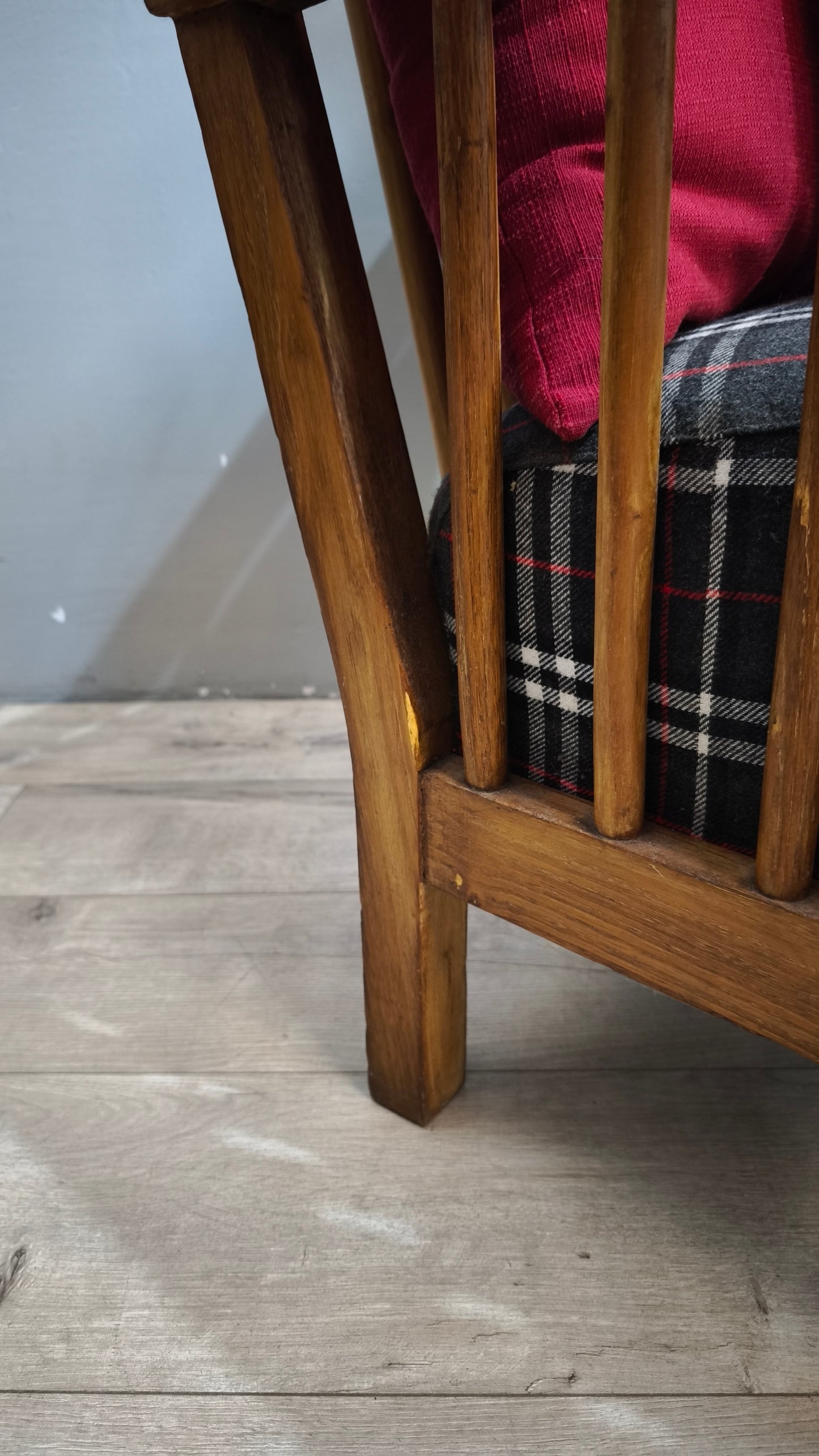 92177 Coppia di poltrone in legno con tessuto a quadri