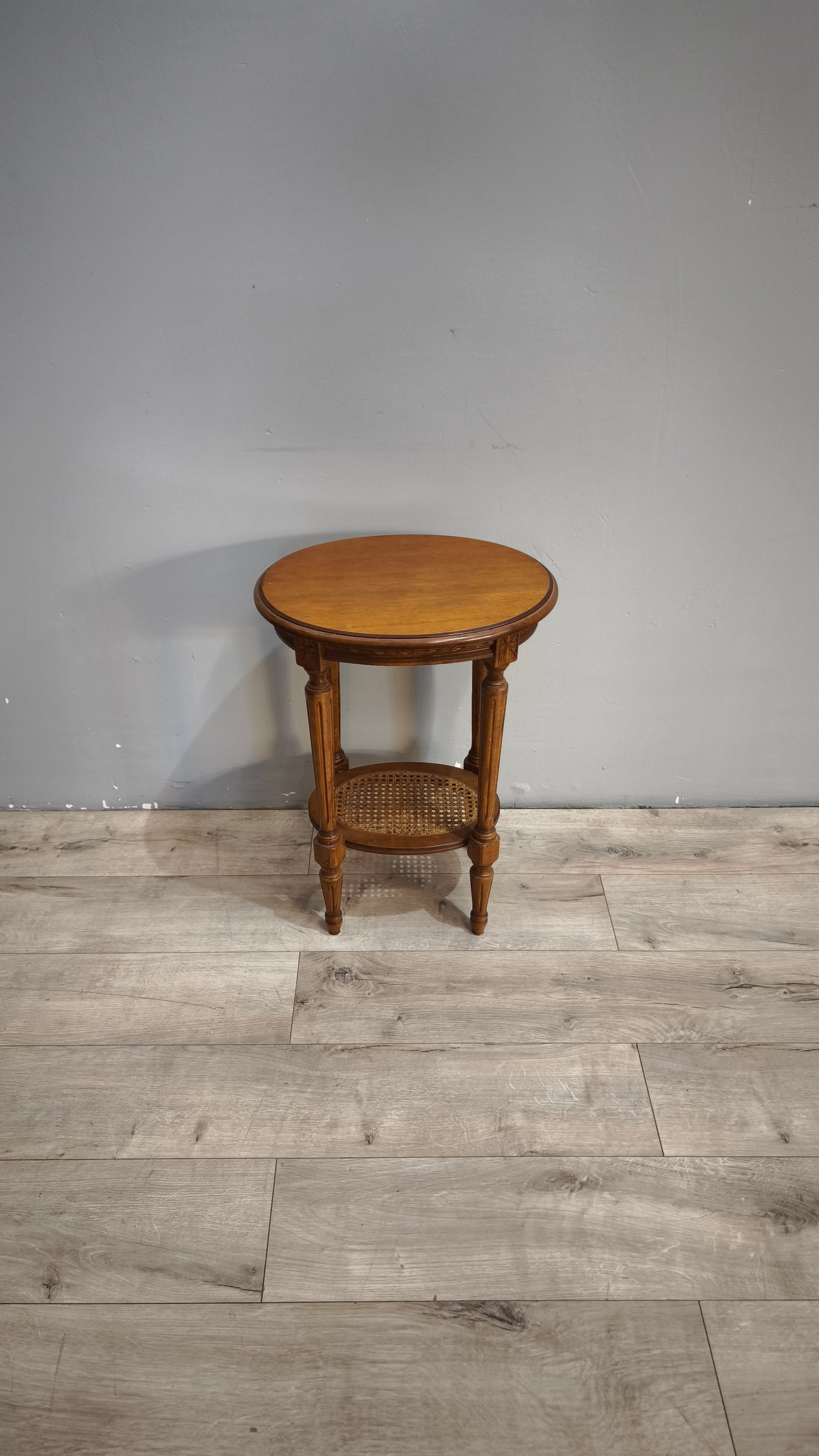 92028 Tavolo da salotto in legno con ripiano in paglia di Vienna