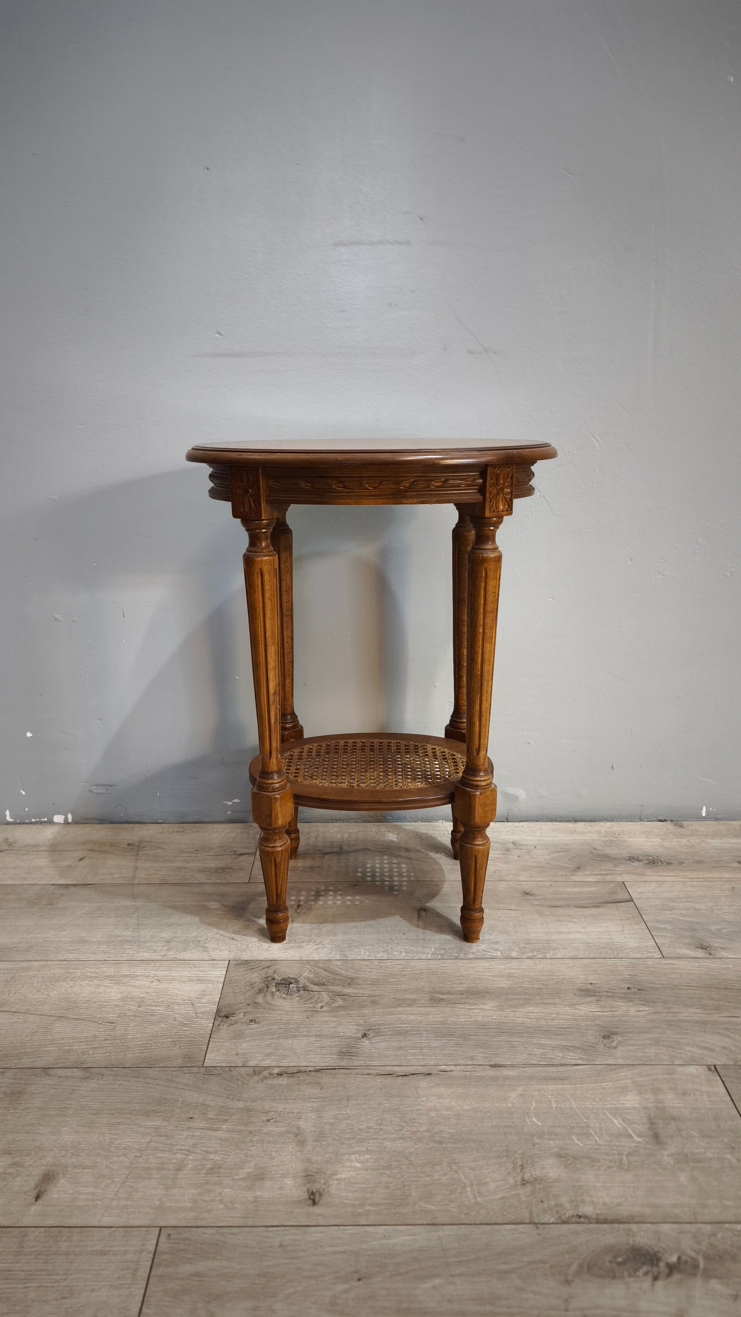92028 Tavolo da salotto in legno con ripiano in paglia di Vienna