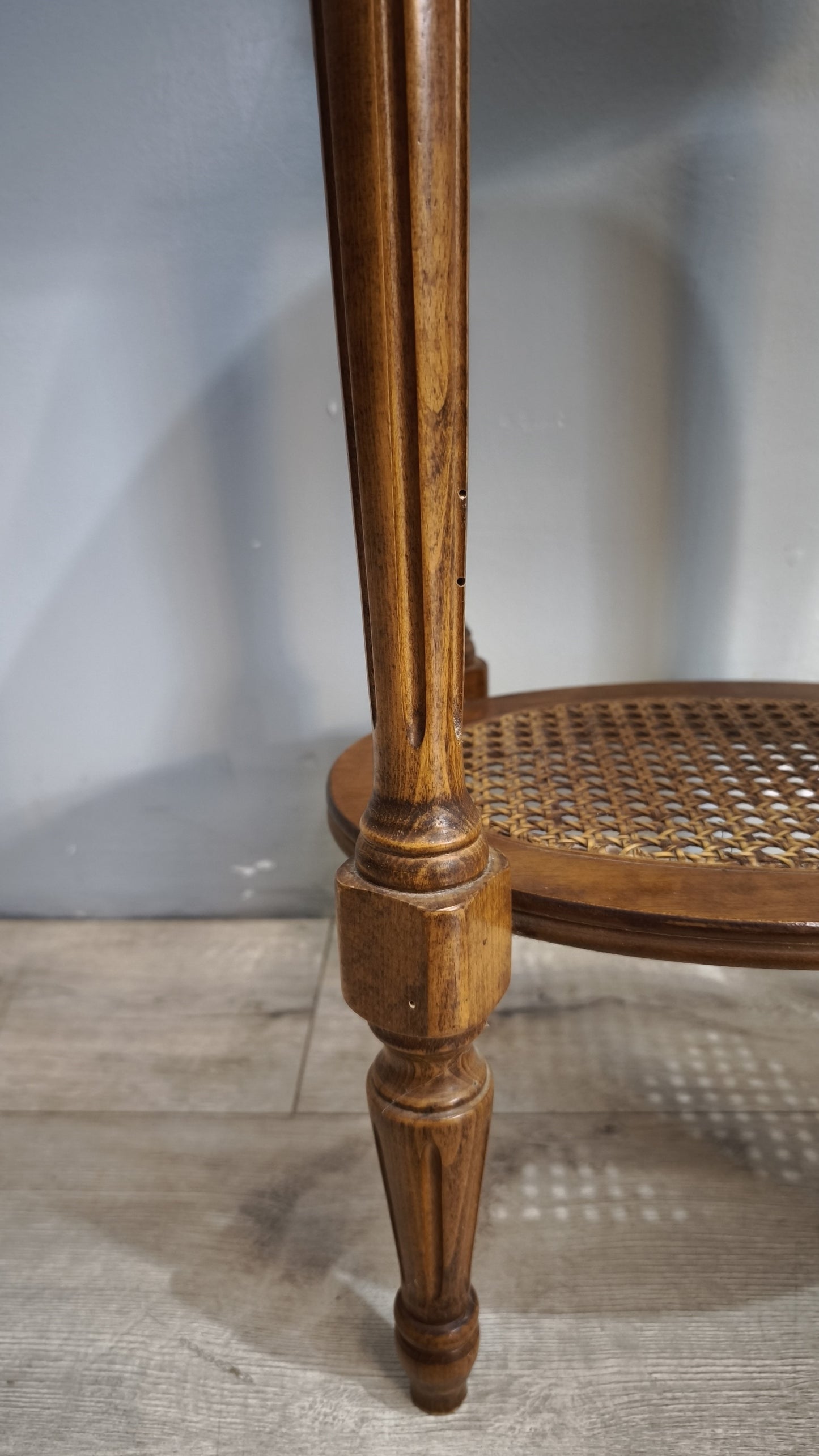 92028 Tavolo da salotto in legno con ripiano in paglia di Vienna