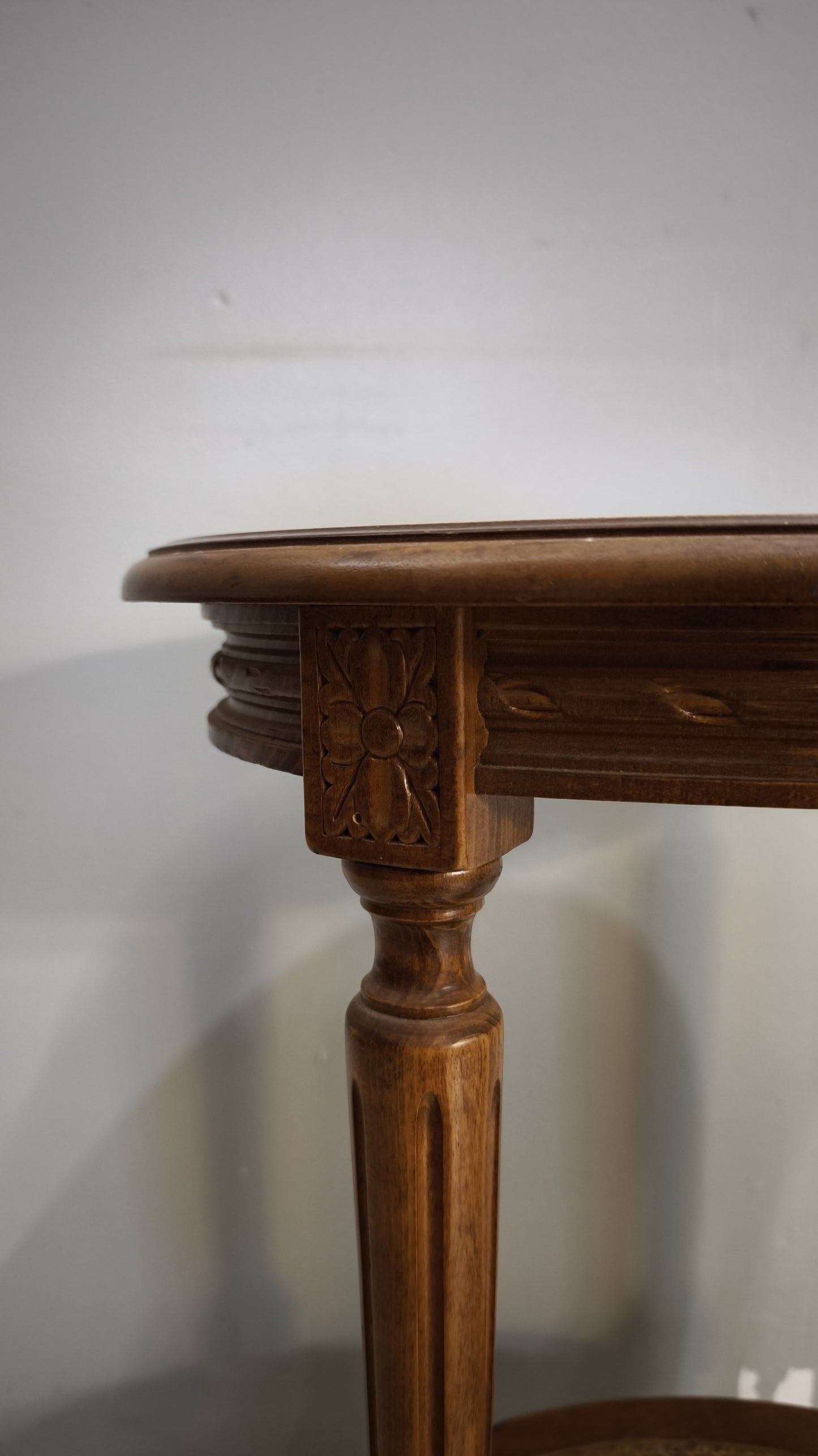 92028 Tavolo da salotto in legno con ripiano in paglia di Vienna