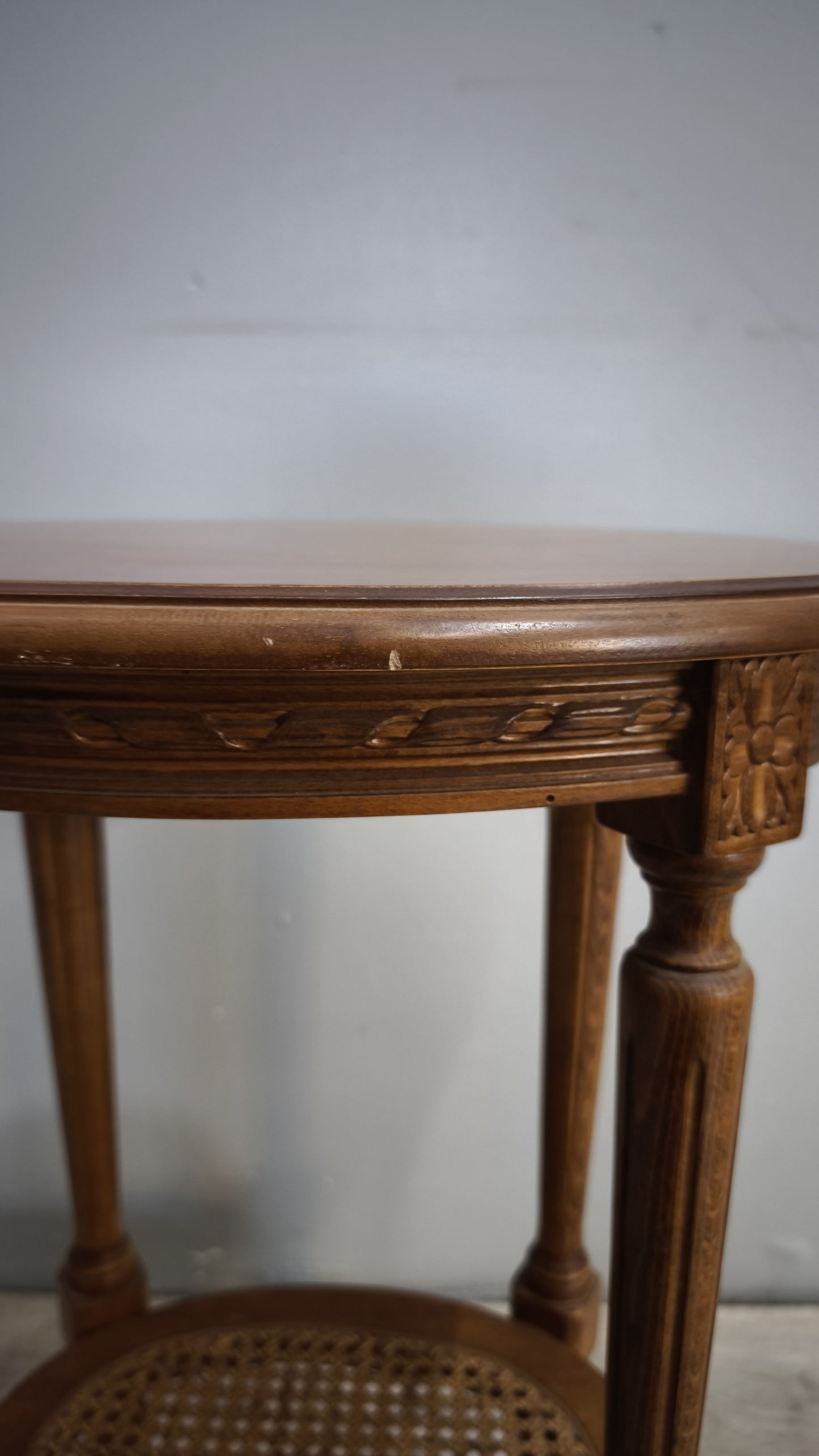 92028 Tavolo da salotto in legno con ripiano in paglia di Vienna