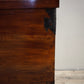 92111 Cassapanca in legno con intagli nella parte superiore