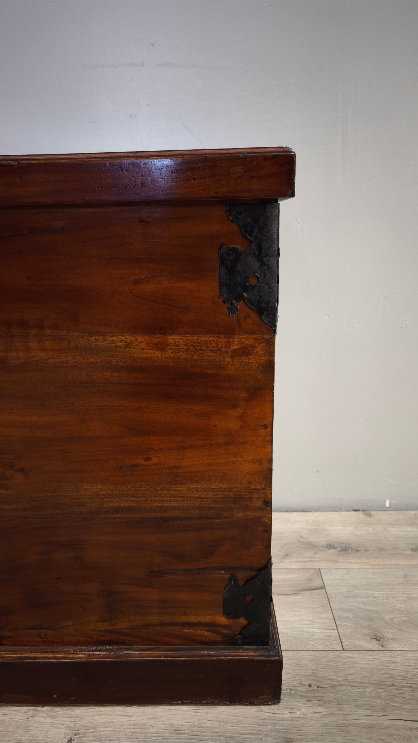 92111 Cassapanca in legno con intagli nella parte superiore