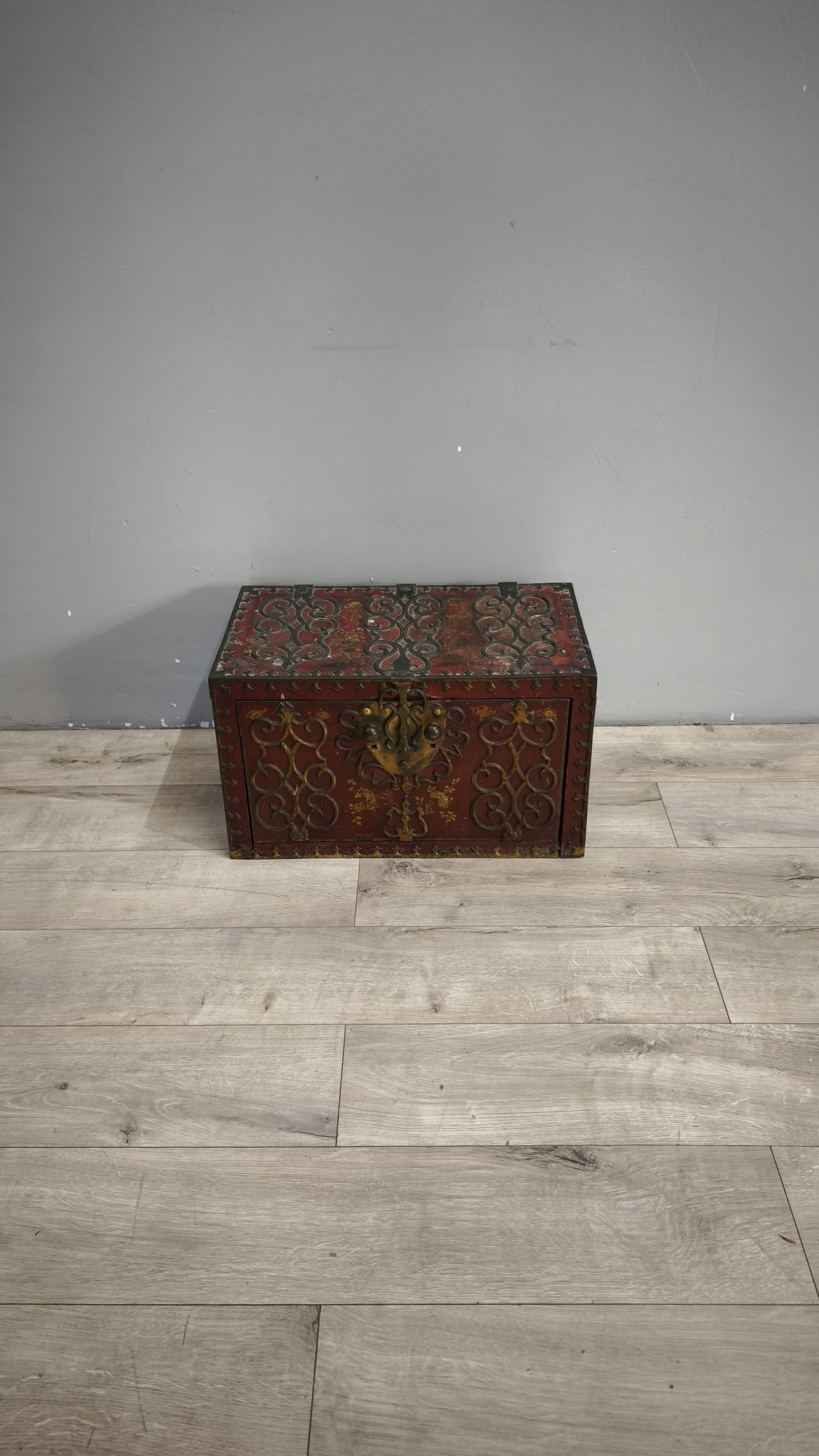 92178 Antico baule cassaforte orientale da viaggio