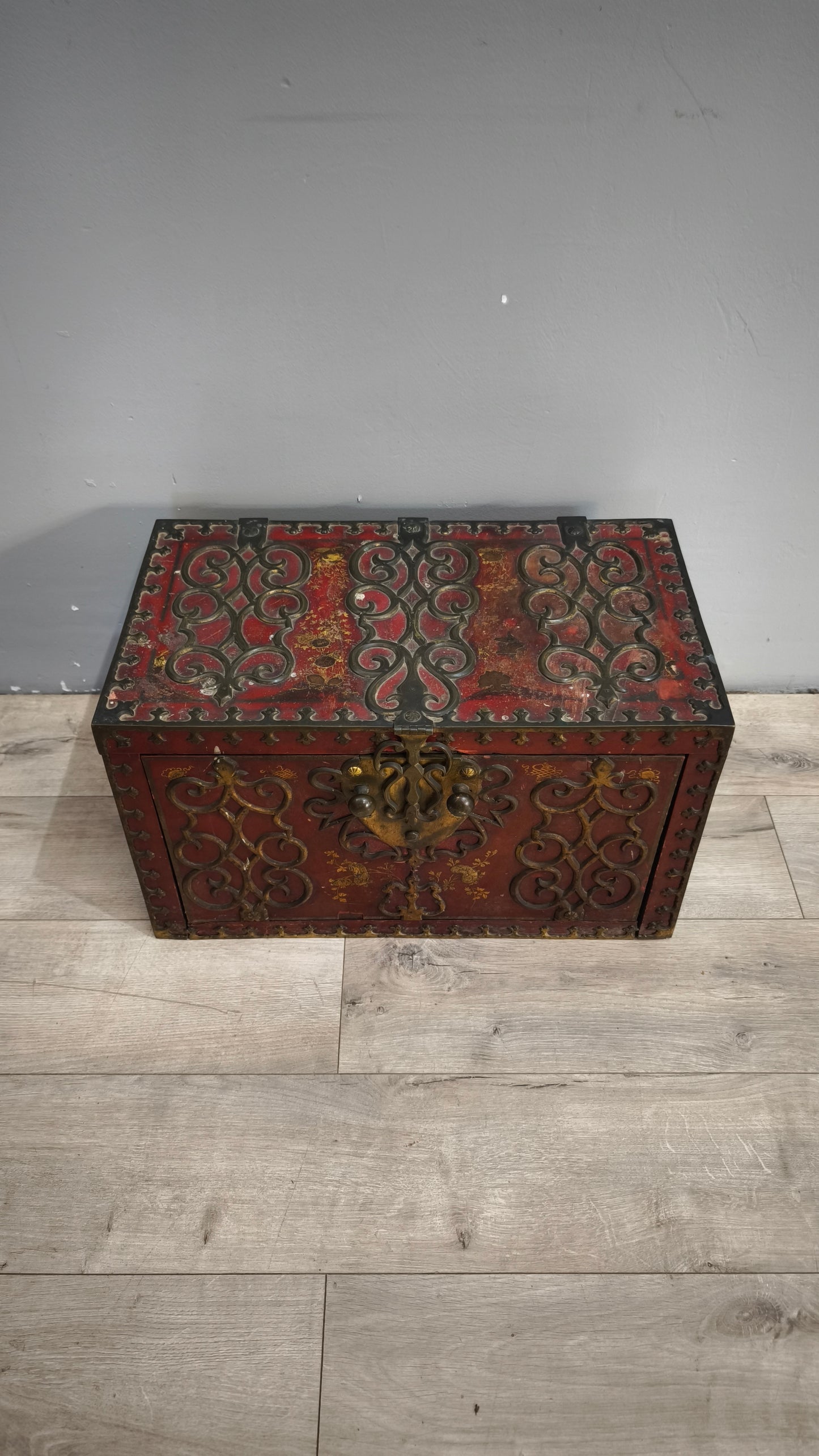 92178 Antico baule cassaforte orientale da viaggio