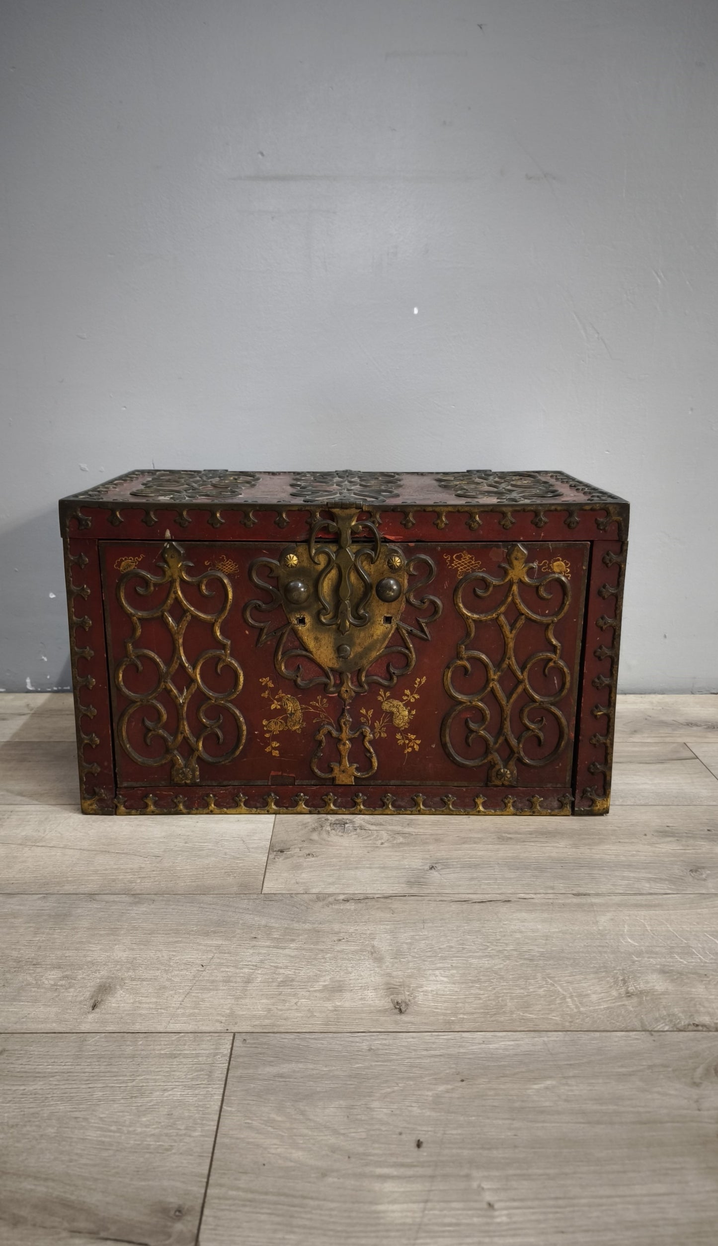 92178 Antico baule cassaforte orientale da viaggio