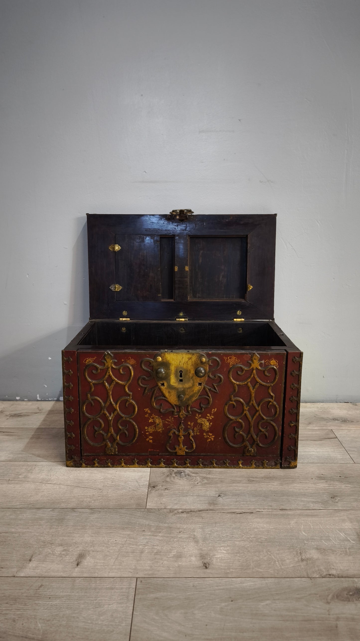 92178 Antico baule cassaforte orientale da viaggio