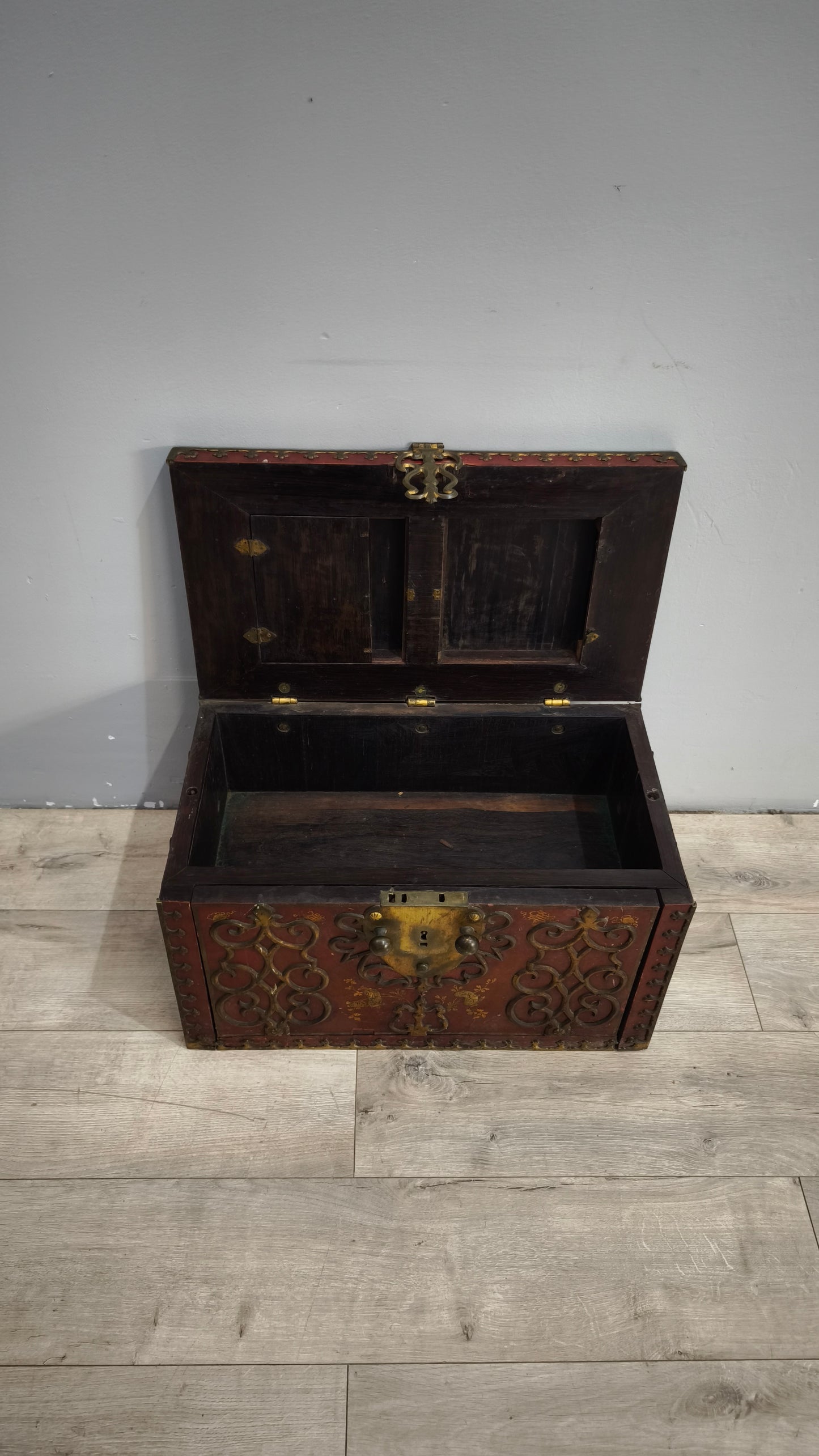 92178 Antico baule cassaforte orientale da viaggio