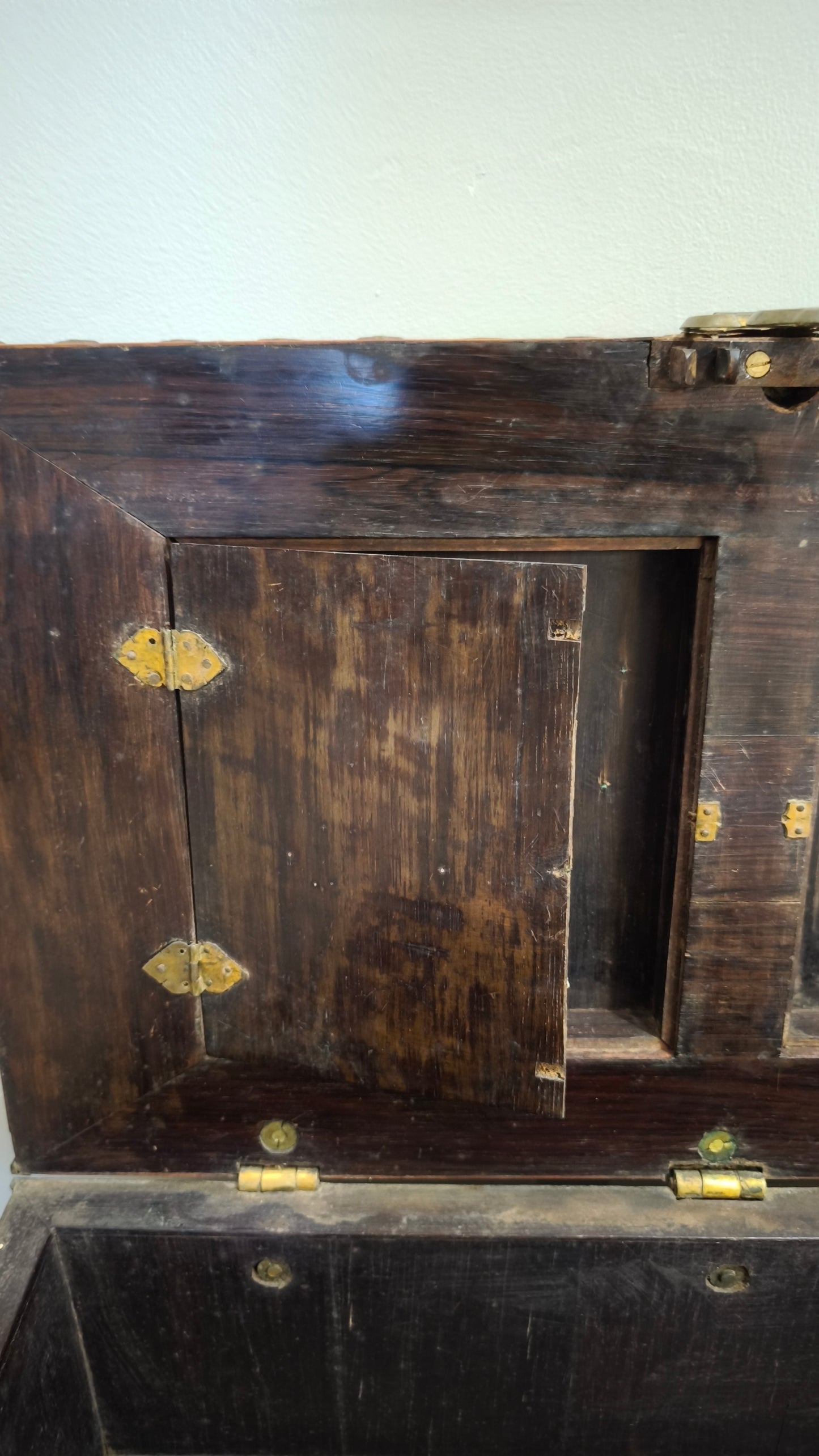 92178 Antico baule cassaforte orientale da viaggio