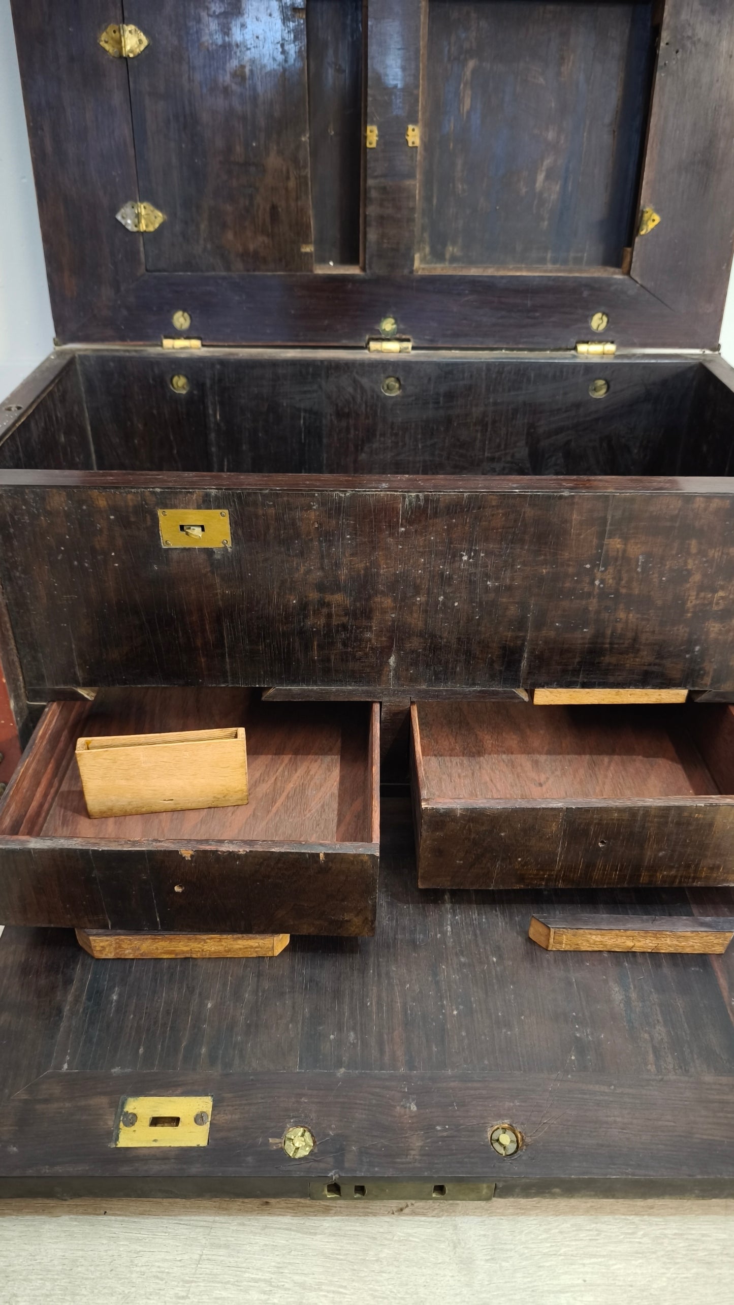 92178 Antico baule cassaforte orientale da viaggio