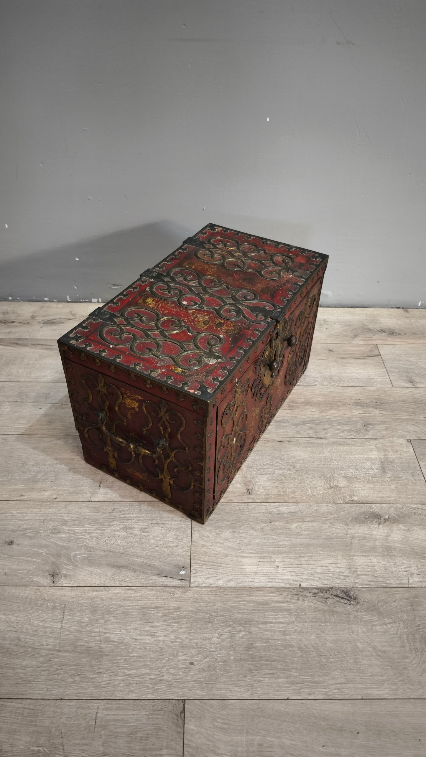 92178 Antico baule cassaforte orientale da viaggio