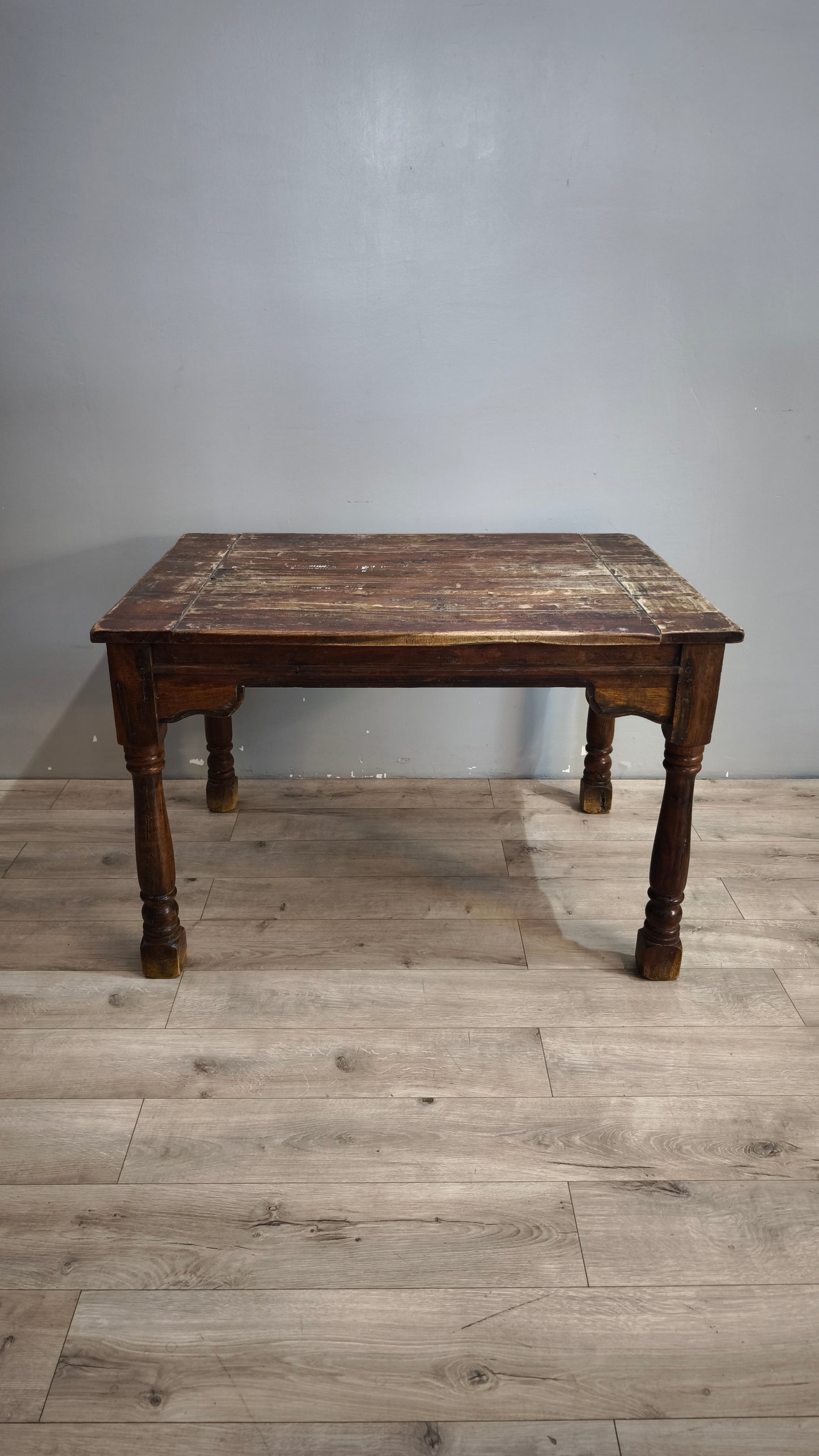 92108 Tavolo in legno massello con piano rettangolare