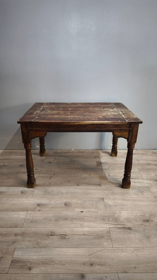 92108 Tavolo in legno massello con piano rettangolare