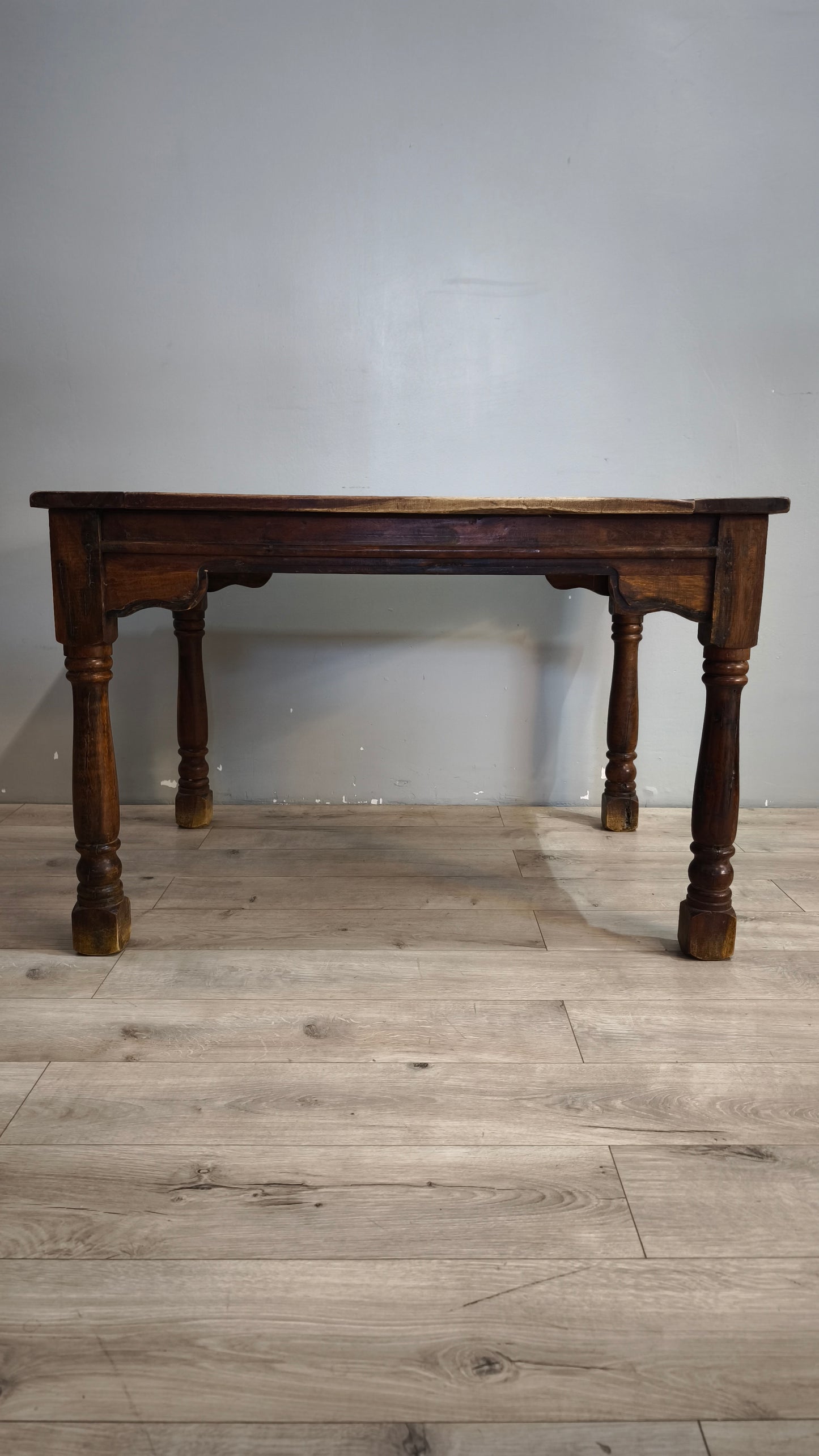 92108 Tavolo in legno massello con piano rettangolare