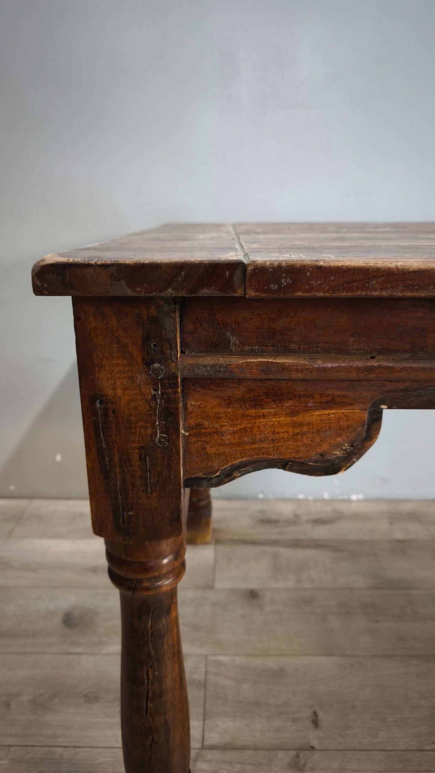 92108 Tavolo in legno massello con piano rettangolare