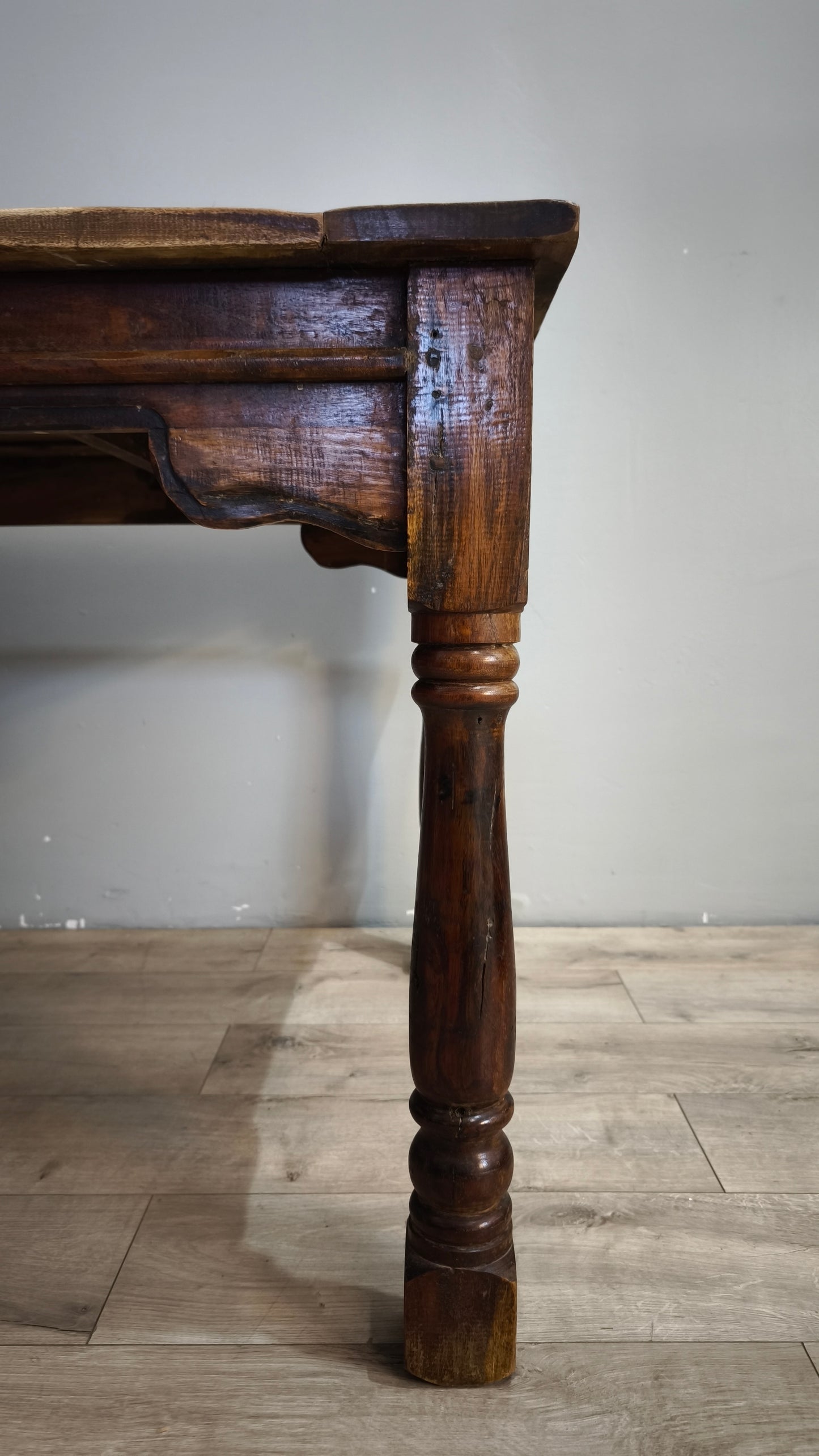 92108 Tavolo in legno massello con piano rettangolare
