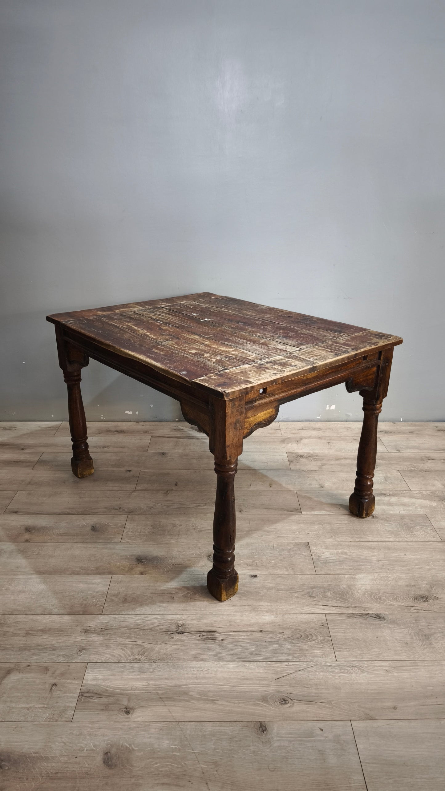 92108 Tavolo in legno massello con piano rettangolare