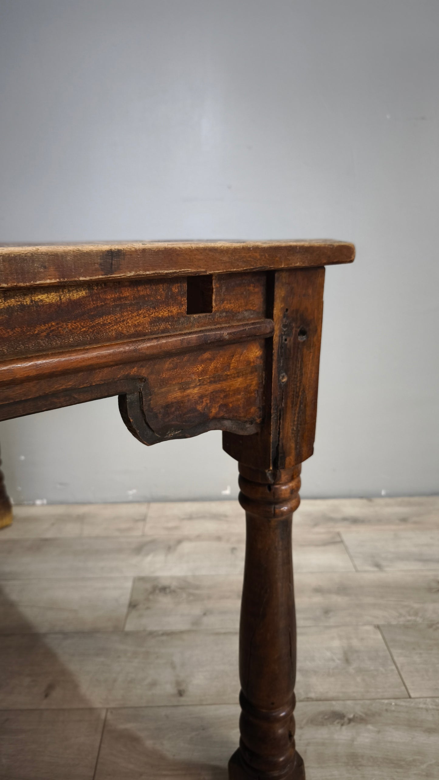 92108 Tavolo in legno massello con piano rettangolare