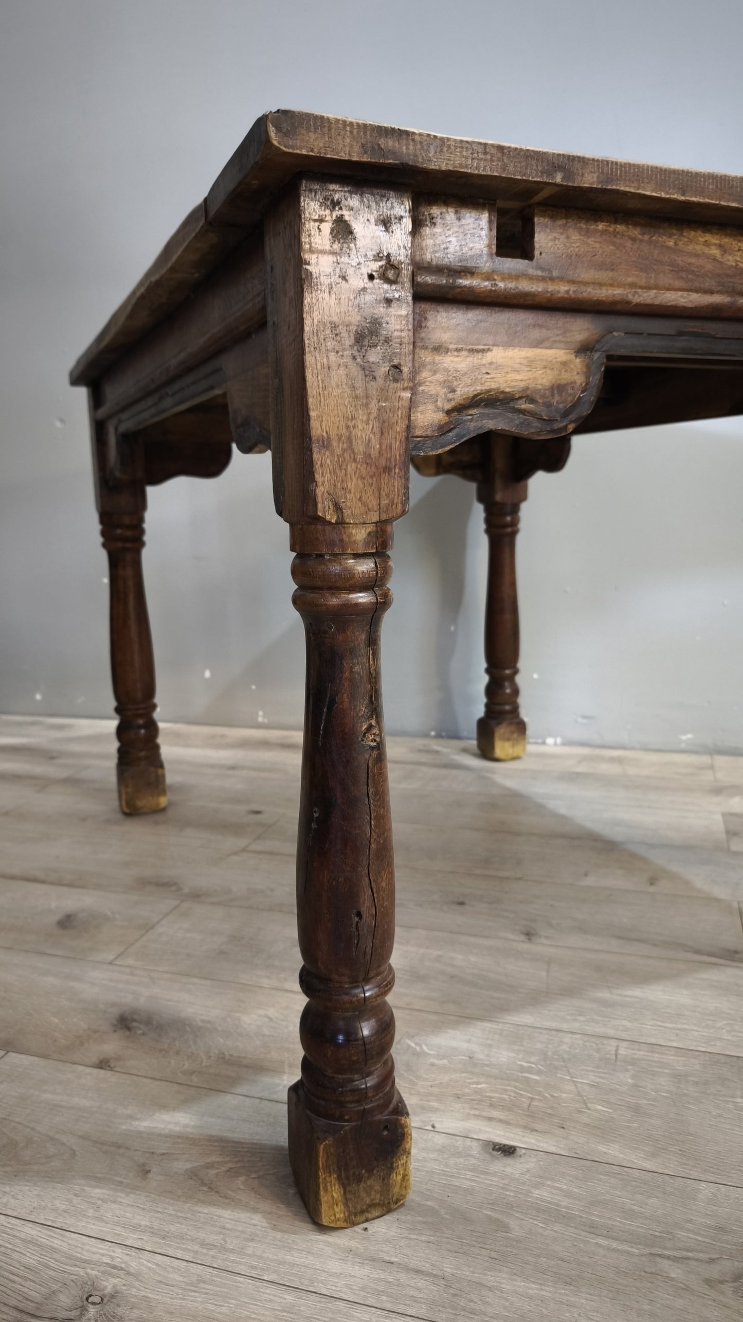 92108 Tavolo in legno massello con piano rettangolare
