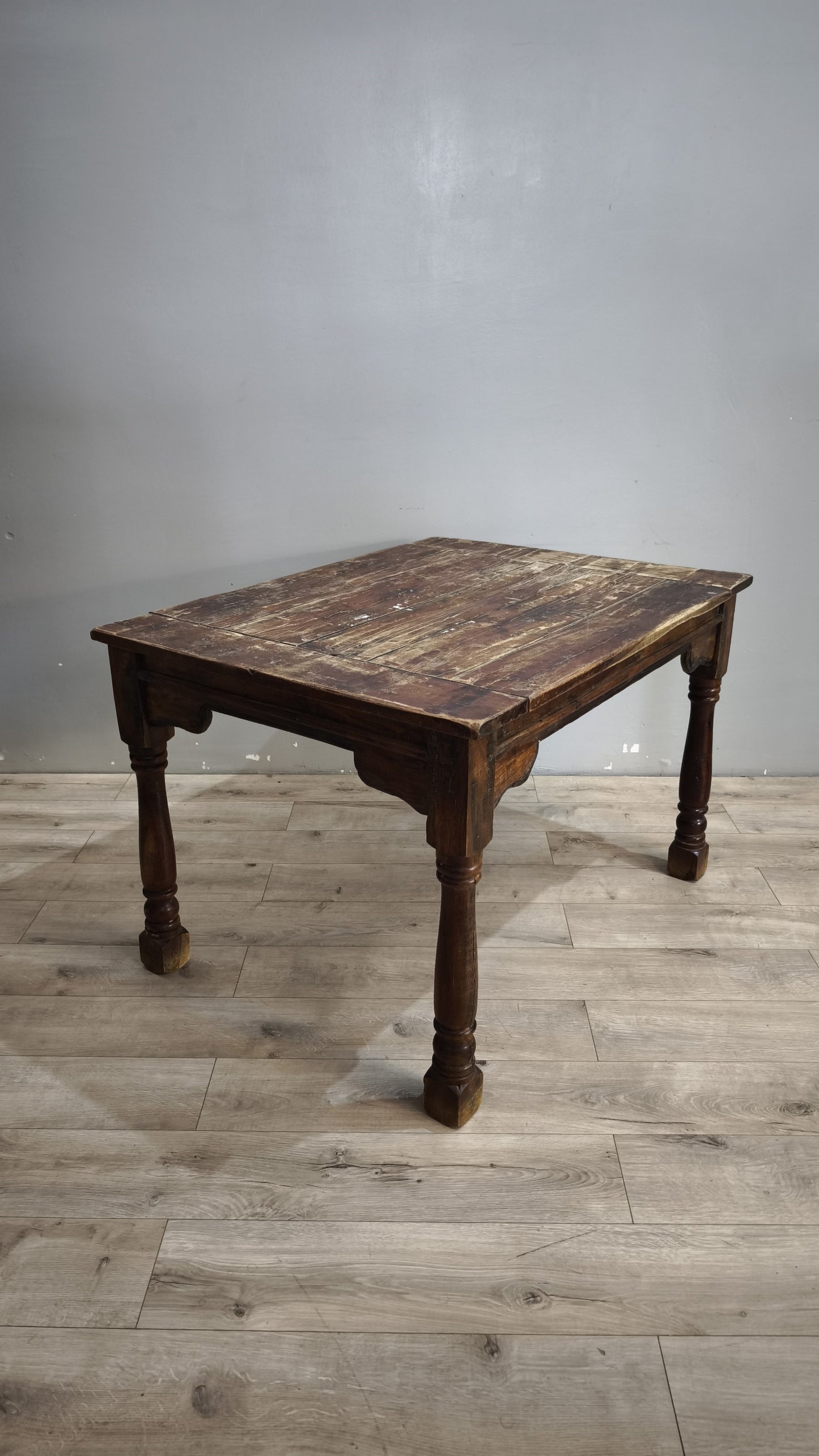 92108 Tavolo in legno massello con piano rettangolare