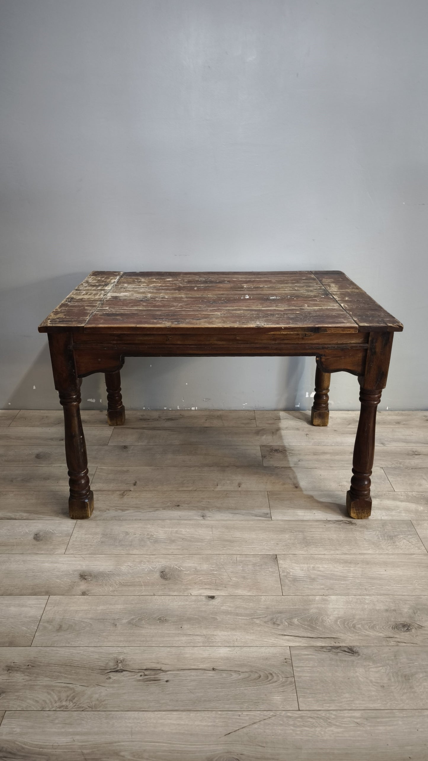 92108 Tavolo in legno massello con piano rettangolare
