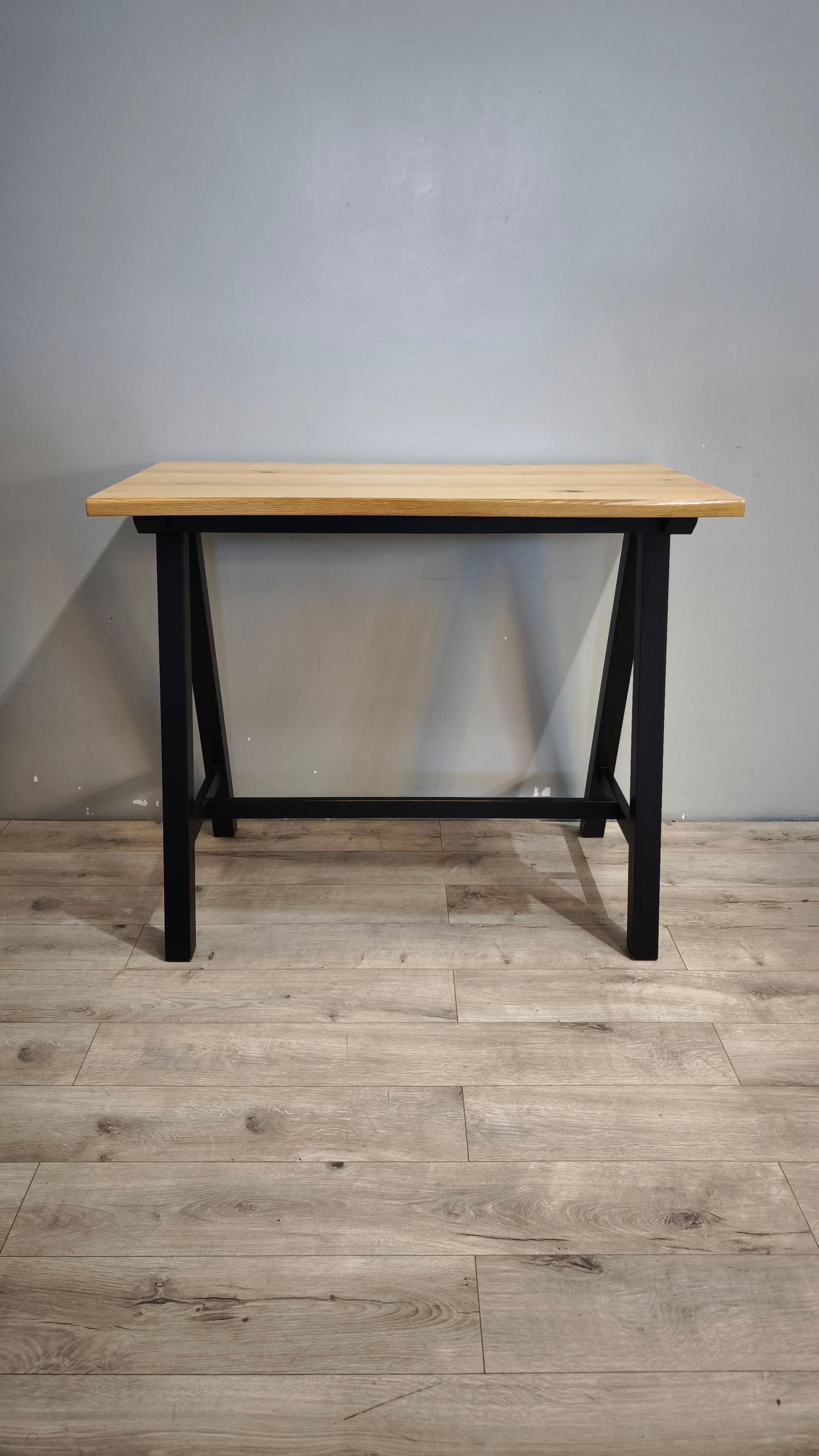 92154 Tavolo alto in legno con base nera