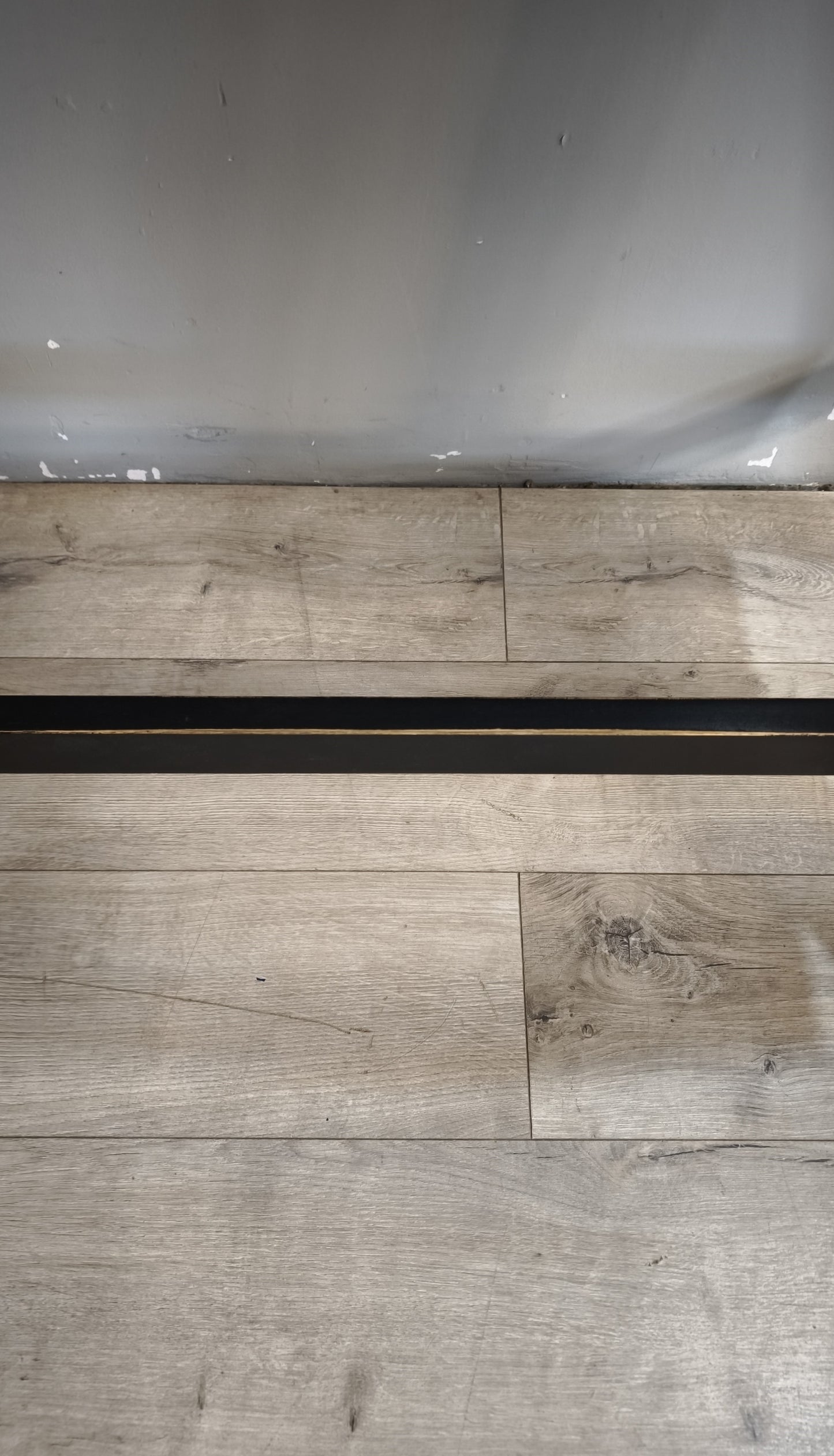 92154 Tavolo alto in legno con base nera