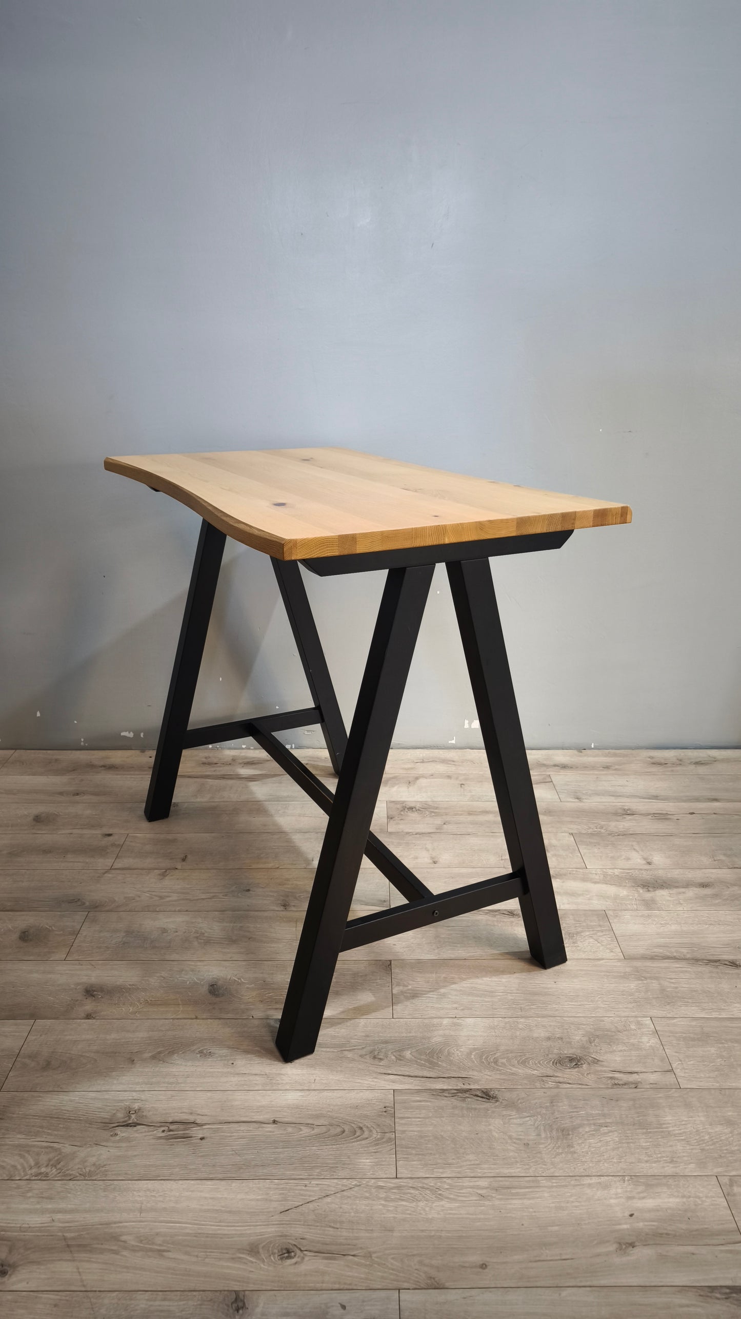 92154 Tavolo alto in legno con base nera