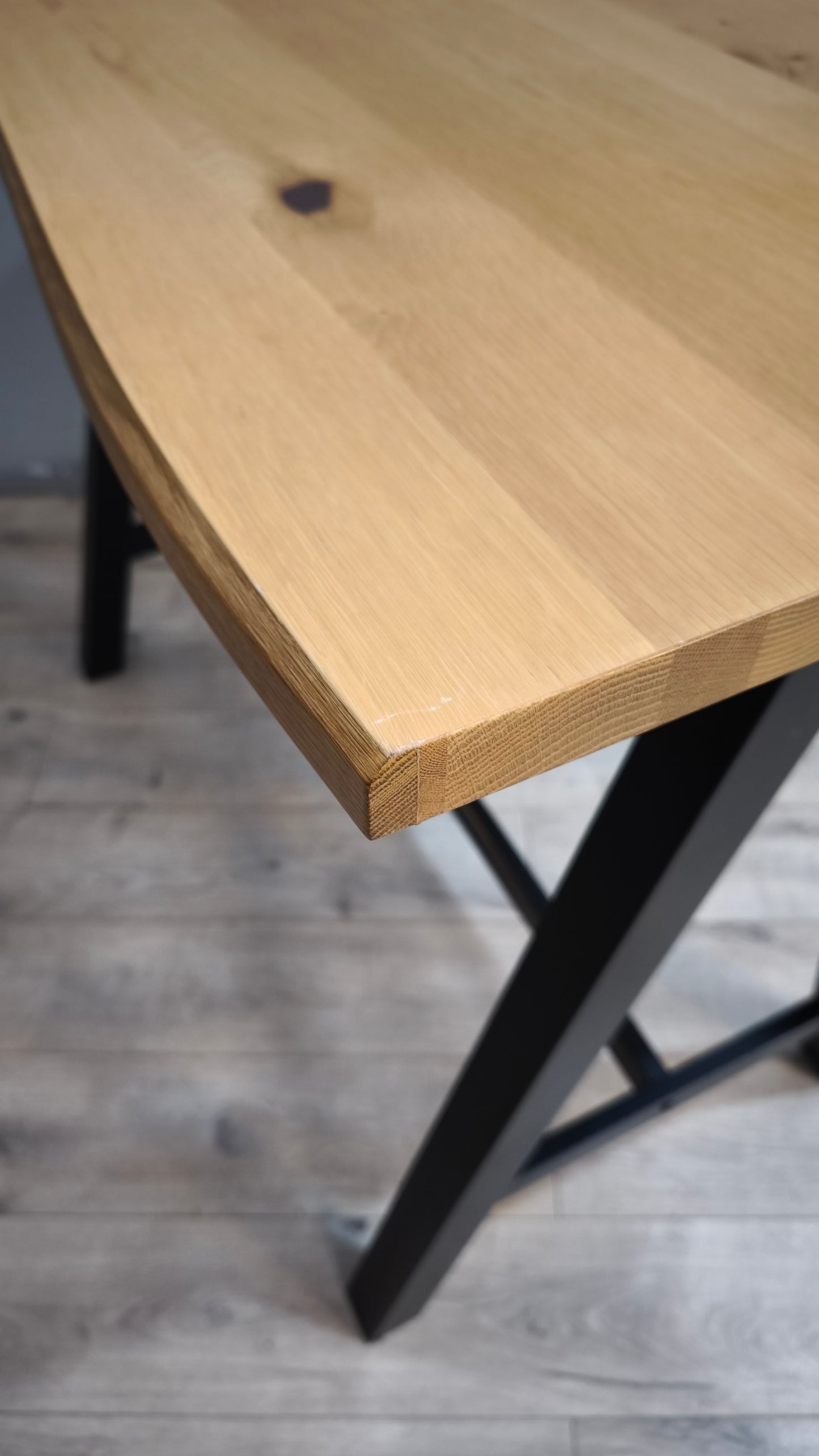 92154 Tavolo alto in legno con base nera