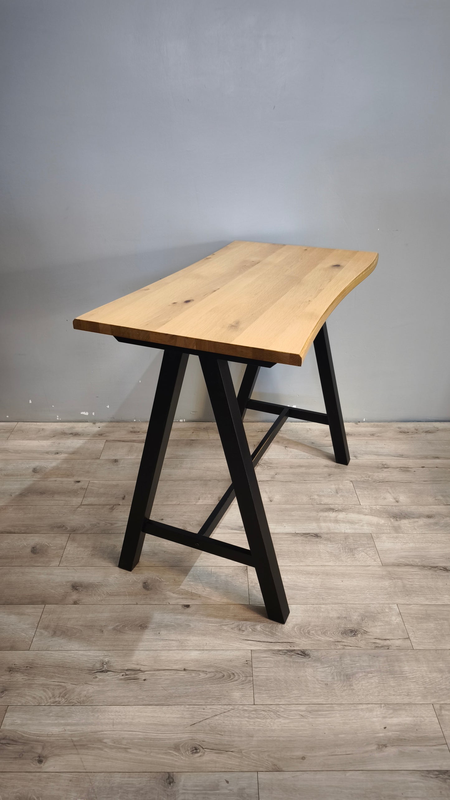 92154 Tavolo alto in legno con base nera